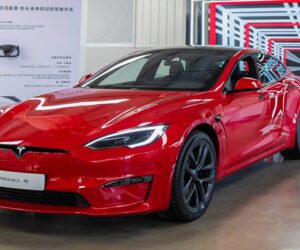 中国 Tesla 车主抗议原厂多次降价，结果现场看到太便宜直接再买一辆新车！