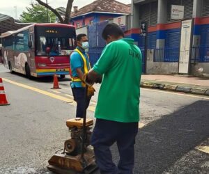 多次投诉烂路没人理！Sarawak 男子自掏腰包花 RM 16,000 帮政府修路！