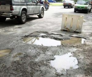 Johor 的路太多洞了！连苏丹陛下的车的 Rim 都被撞歪，苏丹开金口希望首相拨款修路。