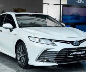 Toyota Camry Hybrid 现身大马：更有力，更省油，售价预计比普通版更高。