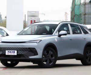 新款 BAIC 北汽魔方中国上市，华为鸿蒙座舱加持的 C-Segment SUV，中国开价 99,900 人民币起。