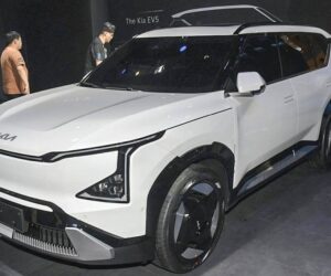 Kia EV5 全球首发：超科幻的电动 C-Segment SUV，中国预售价约 RM 102,000 起。