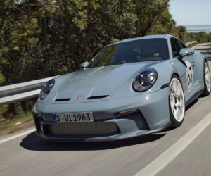 限量 1,963 辆！Porsche 911 S/T 特别版亮相，4.0L Boxer 引擎 + 6MT 变速箱的热血跑车。
