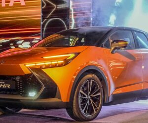 2024 Toyota C-HR 开始投产：前卫帅气风 SUV，新车英国开价近 RM 180,000 起。