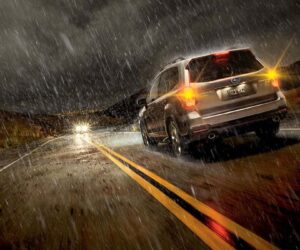 警方：雨天驾驶时不应因视线不佳打开 Hazard Light/Double Signal。