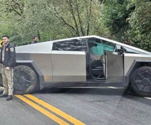Tesla Cybertruck 全球首撞：车辆外观仅轻微受损，但涉事 Corolla 却严重损毁。
