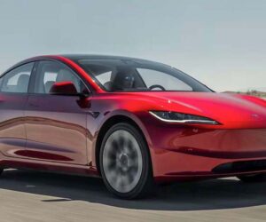 Tesla 在三年之后终于更新360环景镜头，在此之前连 Parking Sensor 都没有！