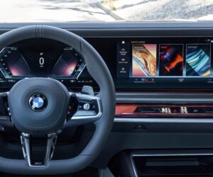 BMW 董事长批评车内大屏幕让司机分心，影响驾驶安全。