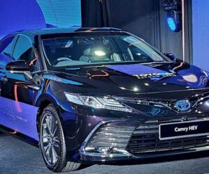 Toyota Camry Hybrid 大马预览：最大马力 208 Hp，油耗低至 4.4L/100 km。