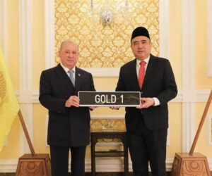 再刷新最贵车牌记录！最高元首以 RM 1,500,000 成为 GOLD 1 车牌得主。