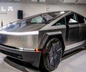 下雨天不能出门？Tesla Cybertruck 不锈钢车身淋雨后生锈。