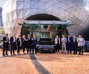 Mercedes-Benz Malaysia 向马来西亚投资、贸易及工业部移交 5 台 EQ 系列轿车