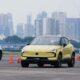 大马工厂系列：Volvo Car Manufacturing Malaysia 、马来西亚历史最悠久的工厂，还出口其他海外市场！ 你可能不知道的是我国历史最悠久的汽车工厂不是日系车，而是 Volvo Car Manufacturing Malaysia ，这座工厂生产的车款不仅仅是供应本土市场，甚至还会出口到海外，据悉更是曾经出口到南韩还有台湾等等市场，证明了大马制造的品牌！ 位于沙亚南的Volvo Car Manufacturing Malaysia前身可追溯至1967年，当时以Swedish Motor Assemblies之名在马来西亚成立。这家工厂在那个年代便开创了欧洲车企在马来西亚设装配厂的先河，也奠定了它在本地汽车工业中“最老欧系工厂”的地位。历经数十年演变与技术升级，它如今继续以Volvo Car Manufacturing Malaysia的身份，为大马和更多海外市场输出各式豪华乘用车。 早期的工厂规模并不像如今这样大，却在马来西亚汽车工业发展进程中扮演了重要角色。经过多次投资升级，厂区装配线陆续引进了全新平台和电气化技术，以便跟上全球市场对环保、安全与高端体验的更高需求。近年来，为了导入新世代的CMA与SPA平台车型，工厂先后投入数千万令吉，持续改造产线与提升自动化程度。这些累积投资金额从创立至今已达到数亿令吉，不仅能顺利生产多种经典车款，也让大马具备了整车出口能力。 现阶段，马来西亚装配的Volvo车型主要包含EX30、S60、S90、XC40（包括Recharge版本）、XC60及XC90，不仅满足本地消费者对豪华与安全的需求，也进一步面向东南亚乃至更广阔的海外市场。得益于东盟自贸区的关税优惠，这家老牌工厂输出的整车相对更具竞争力，尤其对泰国、菲律宾、印尼与越南等周边国家而言，“大马制造”的Volvo早已是高端车市场的常客。虽然工厂的实际年产量并未对外正式公布，但外界一般推测，现今每年可组装五千到七千辆不等。随着新能源汽车需求持续增长，纯电及插电混动车型的装配规模也在稳步扩大。 不难看出，Volvo Car Manufacturing Malaysia经历了马来西亚本土汽车产业的兴起、变革与国际化，至今仍在不断焕发新的活力。它既是大马车企引以为傲的历史坐标，也代表了对创新与新能源趋势的拥抱。从最初的Swedish Motor Assemblies到如今的Volvo Car Manufacturing Malaysia，这座拥有半个多世纪历史的工厂，不仅服务了马来西亚市场，还成功跻身东南亚汽车制造出口链条的一环，见证并推动了区域内高端车制造与国际贸易的发展。