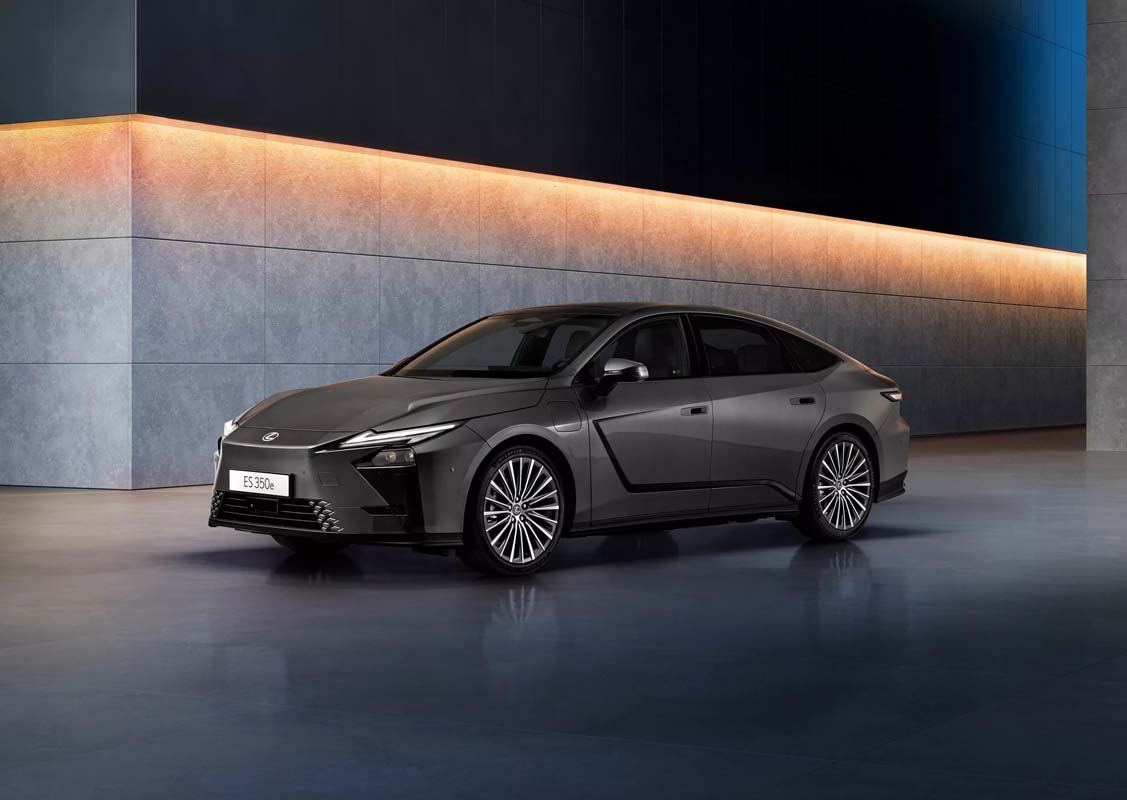 2026 Lexus ES 登陆欧洲市场:纯电/混动可选、挑战 5 Series/E-Class 地位!