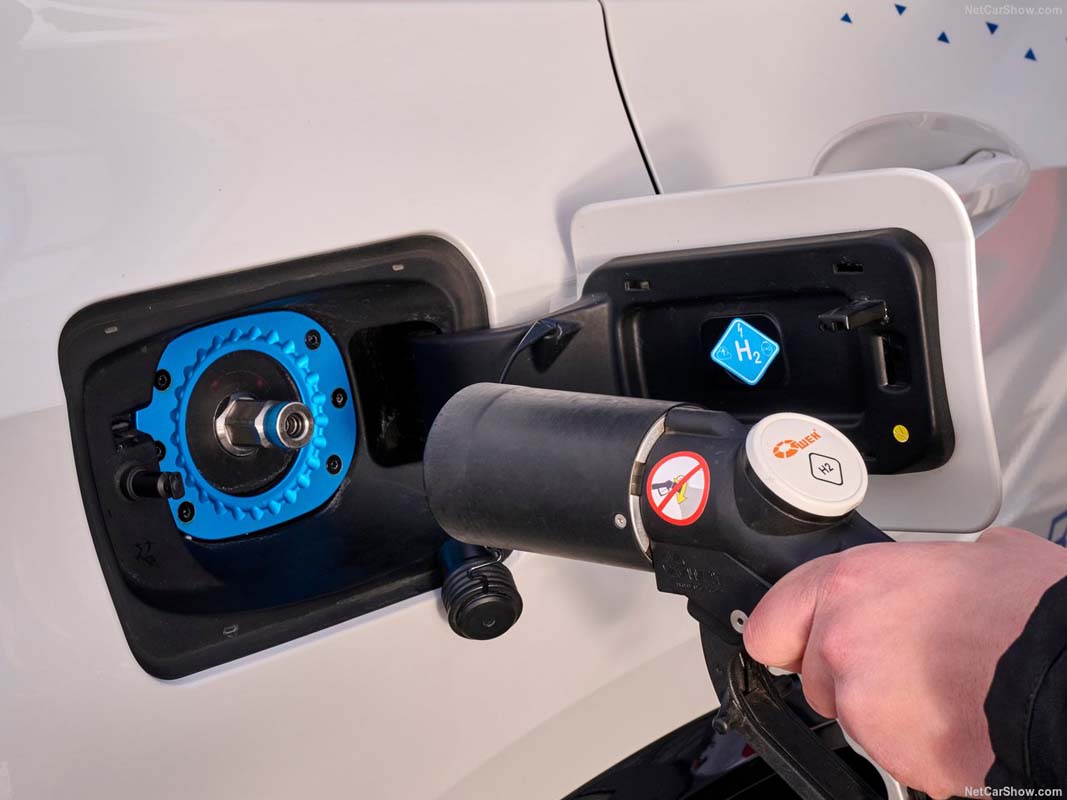 BMW 高层：All-in 电动车已经证明失败、未来趋势是多路线发展