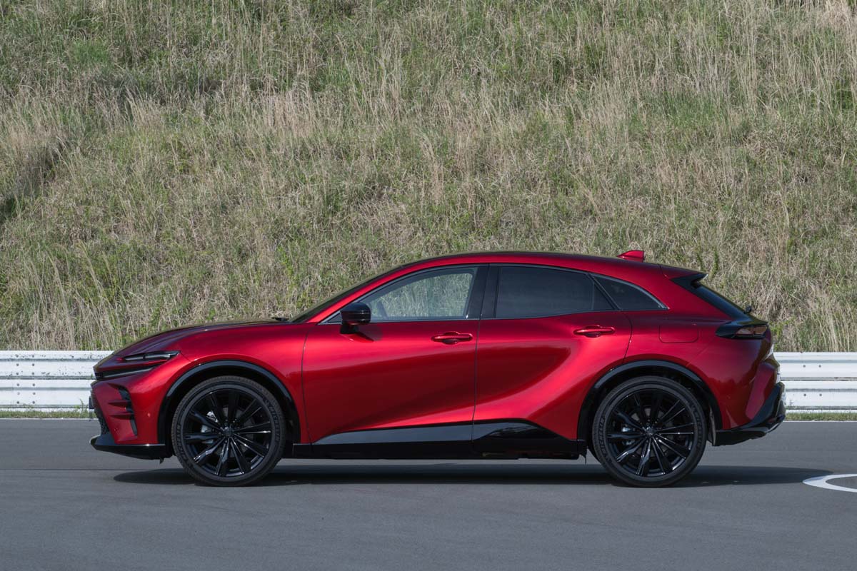 Toyota Crown Sport 有没有“抄袭” Ferrari Purosangue?