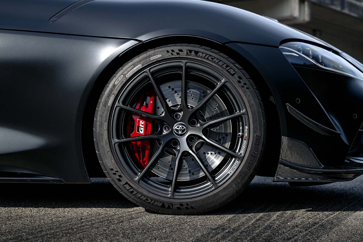 Toyota GR Supra Final Edition 实车图：终极版牛魔王马力提升到441 Hp、仅限量300辆！

Toyota GR Supra Final Edition 最近在欧洲市场粉墨登场，这辆车在全球只有限量300辆（欧洲150辆），整体不管是在悬吊、刹车和动力部分都有比较强的升级，欧洲版本车型的马力更是达到441 Hp，极速也可以达到275 km/H！

首先，A90 Final Edition 在动力系统上下足了功夫——在原厂 340 DIN Hp 的基础上，通过优化进气路径、低背压催化器以及专属 ECU 调校，让引擎在各转速区间都拥有更迅猛的加速反应；同时，新增的曲轴箱导流板保证高 G 力下油路稳定，配合加强版水箱加强散热及更大尺寸的差速器风扇，即便在连续赛道驾驶，也能保持动力持续输出。

制动与操控方面，TGR 直采自 GT4 赛用平台的 KW 可调避震系统（16 段回弹、12 段压缩可调），搭配更粗壮的防倾杆、加厚前下摆臂衬套和底盘加强拉杆，底盘刚性进一步提升；轮胎尺寸前后分别升级为 19 寸／20 寸 轮圈，前轮宽度增大 10 mm 并选用 Michelin Pilot Sport Cup 2 超高抓地胎，配合微调前后外倾角，弯中支撑与路感直达。

外观上，Final Edition 在 standard 版基础上额外装配了 碳纤维鸭尾扰流板、前翼子板风翼、以及更高的前唇导流片，营造更强下压力与视觉侵略性；一体式双泡顶盖依旧延续经典，更有助于降低风阻。排气系统方面，采用 Akrapovič 钛合金尾段，不仅大幅减轻重量，其声浪更充满金属质感，听觉+视觉双重刺激。

驶入车舱，你会发现两张 RECARO Podium CF 全框式座椅包裹感极强，Alcantara® 座垫与红色安全带让氛围更具战斗气息；中控与门板处加入膝部护垫设计，细节之处彰显 TGR 对竞速座舱的人体工学考量。

作为 GR Supra 车系的“绝唱”，A90 Final Edition 汇聚了从 Nürburgring 赛道一路淬炼而来的赛道技术，也将 TGR 在全球 GT4、Super GT、NASCAR 等赛事的实战经验全数注入量产车。限量 300 辆，同时兼顾日常与赛道的多面性，让每一位驾驶者都能在油门和弯道间体会到前所未有的纯粹驾驶乐趣。若你心中也住着个“牛魔王”，这台终极版 GR Supra，绝对是无法抗拒的终极诱惑。