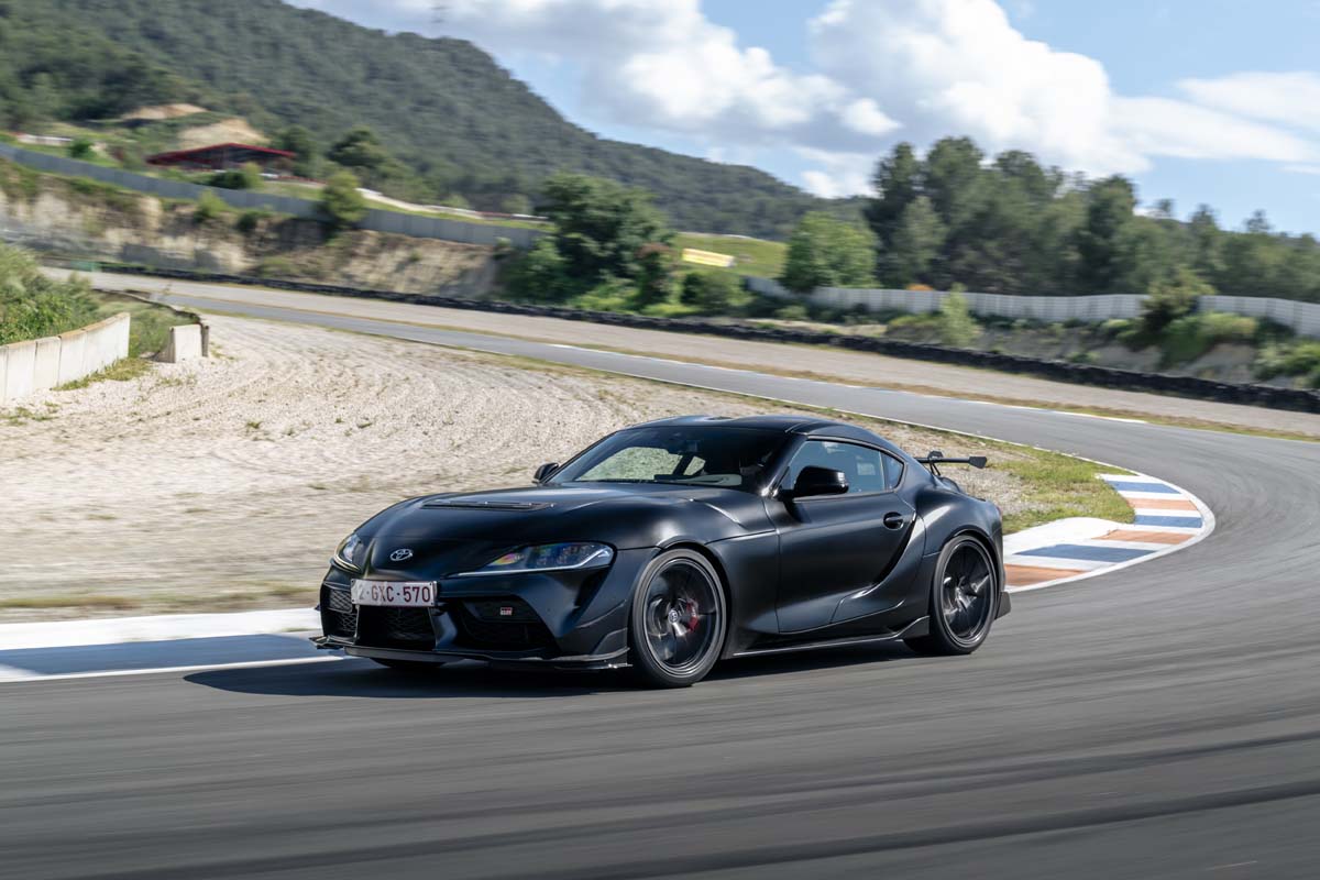 Toyota GR Supra Final Edition 实车图：终极版牛魔王马力提升到441 Hp、仅限量300辆！

Toyota GR Supra Final Edition 最近在欧洲市场粉墨登场，这辆车在全球只有限量300辆（欧洲150辆），整体不管是在悬吊、刹车和动力部分都有比较强的升级，欧洲版本车型的马力更是达到441 Hp，极速也可以达到275 km/H！

首先，A90 Final Edition 在动力系统上下足了功夫——在原厂 340 DIN Hp 的基础上，通过优化进气路径、低背压催化器以及专属 ECU 调校，让引擎在各转速区间都拥有更迅猛的加速反应；同时，新增的曲轴箱导流板保证高 G 力下油路稳定，配合加强版水箱加强散热及更大尺寸的差速器风扇，即便在连续赛道驾驶，也能保持动力持续输出。

制动与操控方面，TGR 直采自 GT4 赛用平台的 KW 可调避震系统（16 段回弹、12 段压缩可调），搭配更粗壮的防倾杆、加厚前下摆臂衬套和底盘加强拉杆，底盘刚性进一步提升；轮胎尺寸前后分别升级为 19 寸／20 寸 轮圈，前轮宽度增大 10 mm 并选用 Michelin Pilot Sport Cup 2 超高抓地胎，配合微调前后外倾角，弯中支撑与路感直达。

外观上，Final Edition 在 standard 版基础上额外装配了 碳纤维鸭尾扰流板、前翼子板风翼、以及更高的前唇导流片，营造更强下压力与视觉侵略性；一体式双泡顶盖依旧延续经典，更有助于降低风阻。排气系统方面，采用 Akrapovič 钛合金尾段，不仅大幅减轻重量，其声浪更充满金属质感，听觉+视觉双重刺激。

驶入车舱，你会发现两张 RECARO Podium CF 全框式座椅包裹感极强，Alcantara® 座垫与红色安全带让氛围更具战斗气息；中控与门板处加入膝部护垫设计，细节之处彰显 TGR 对竞速座舱的人体工学考量。

作为 GR Supra 车系的“绝唱”，A90 Final Edition 汇聚了从 Nürburgring 赛道一路淬炼而来的赛道技术，也将 TGR 在全球 GT4、Super GT、NASCAR 等赛事的实战经验全数注入量产车。限量 300 辆，同时兼顾日常与赛道的多面性，让每一位驾驶者都能在油门和弯道间体会到前所未有的纯粹驾驶乐趣。若你心中也住着个“牛魔王”，这台终极版 GR Supra，绝对是无法抗拒的终极诱惑。
