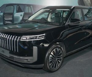 2025 JAECOO J5 现身大马：1.5L涡轮引擎+Multilink 后悬吊、预计售价RM 120,000起！