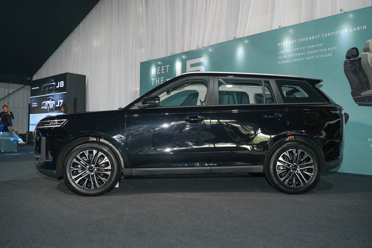 2025 JAECOO J5 现身大马：1.5L涡轮引擎+Multilink 后悬吊、预计售价RM 120,000起！