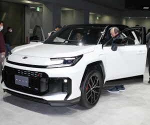 Toyota RAV4 PHEV GR-S 实拍：首发第六代 THS 系统，同级动力最强 SUV！