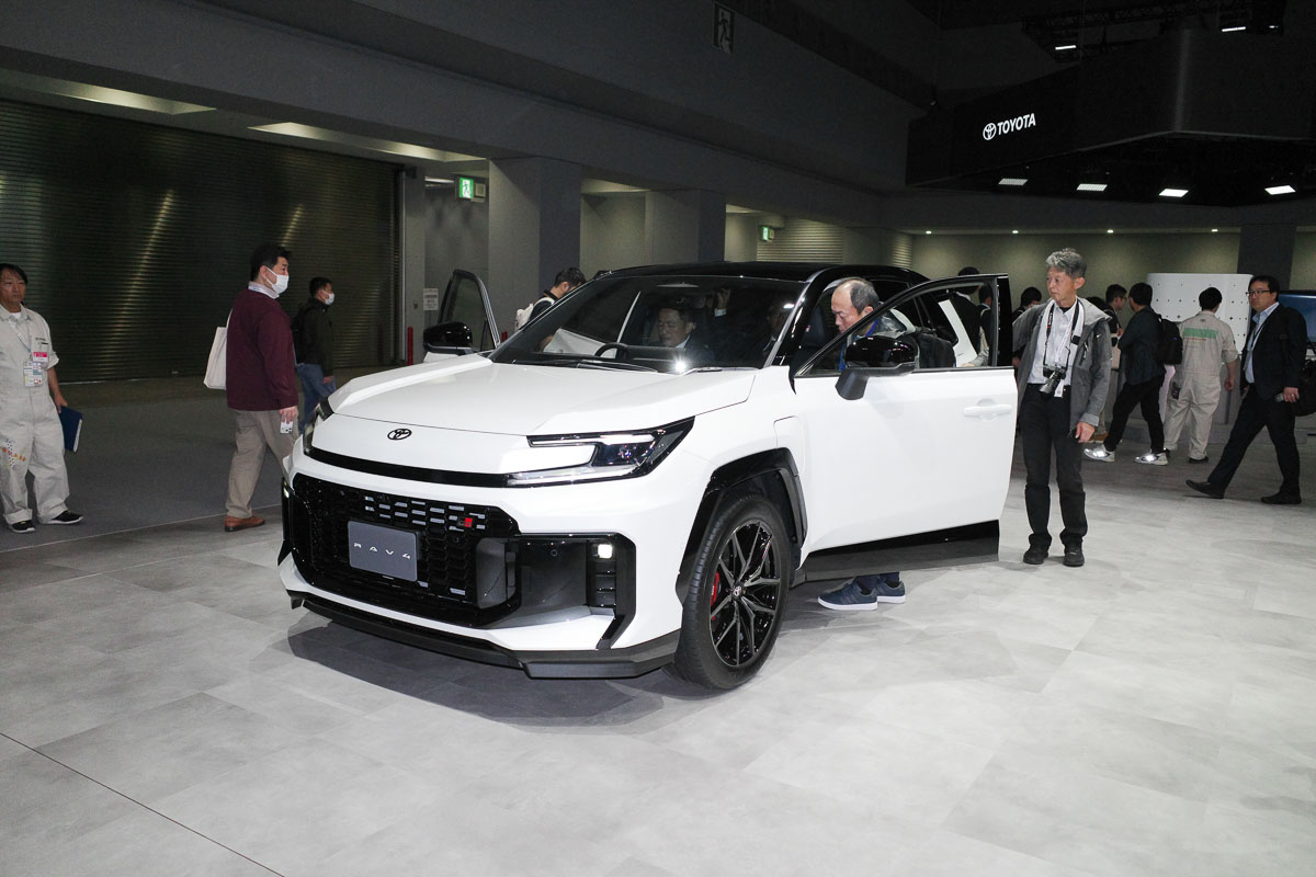 Toyota RAV4 PHEV GR-S 实拍：首发第六代 THS 系统，同级动力最强 SUV！