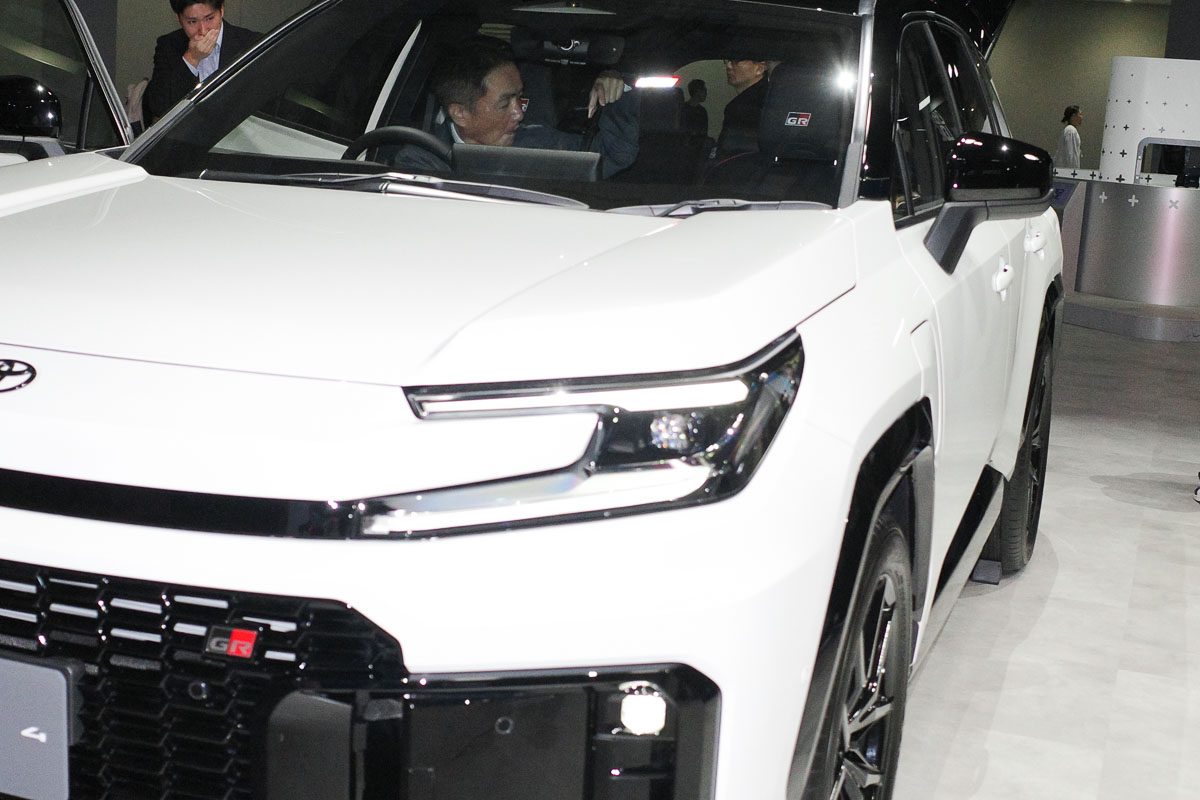 Toyota RAV4 PHEV GR-S 实拍：首发第六代 THS 系统，同级动力最强 SUV！