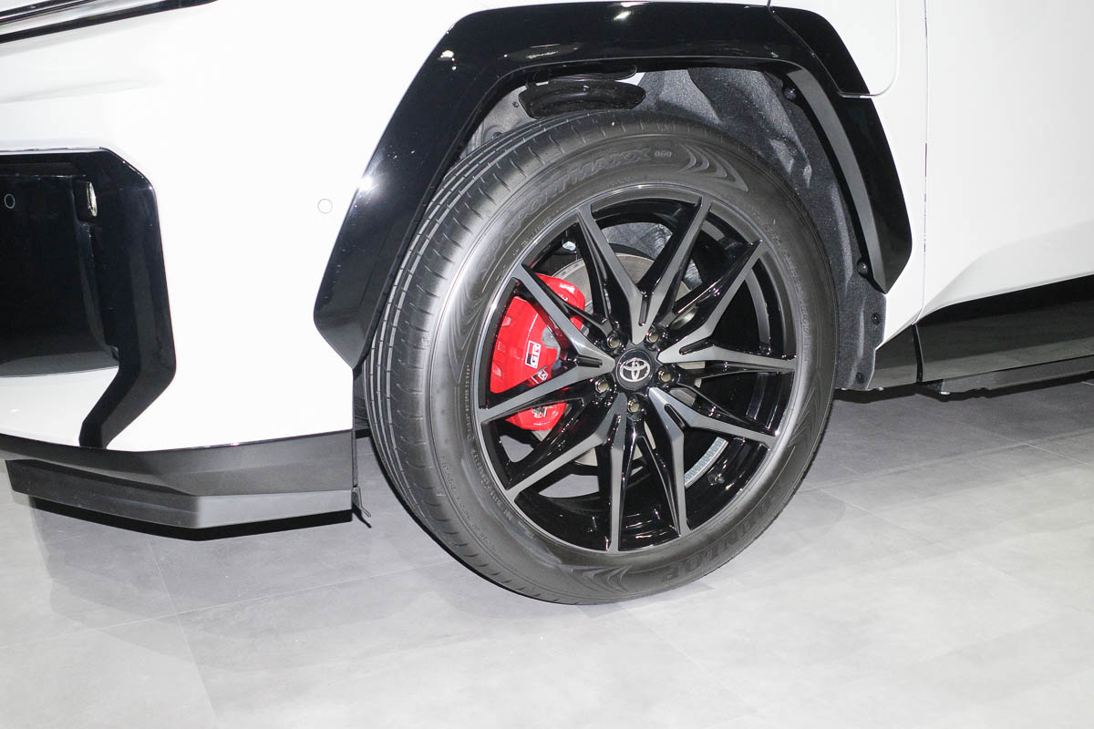 Toyota RAV4 PHEV GR-S 实拍：首发第六代 THS 系统，同级动力最强 SUV！