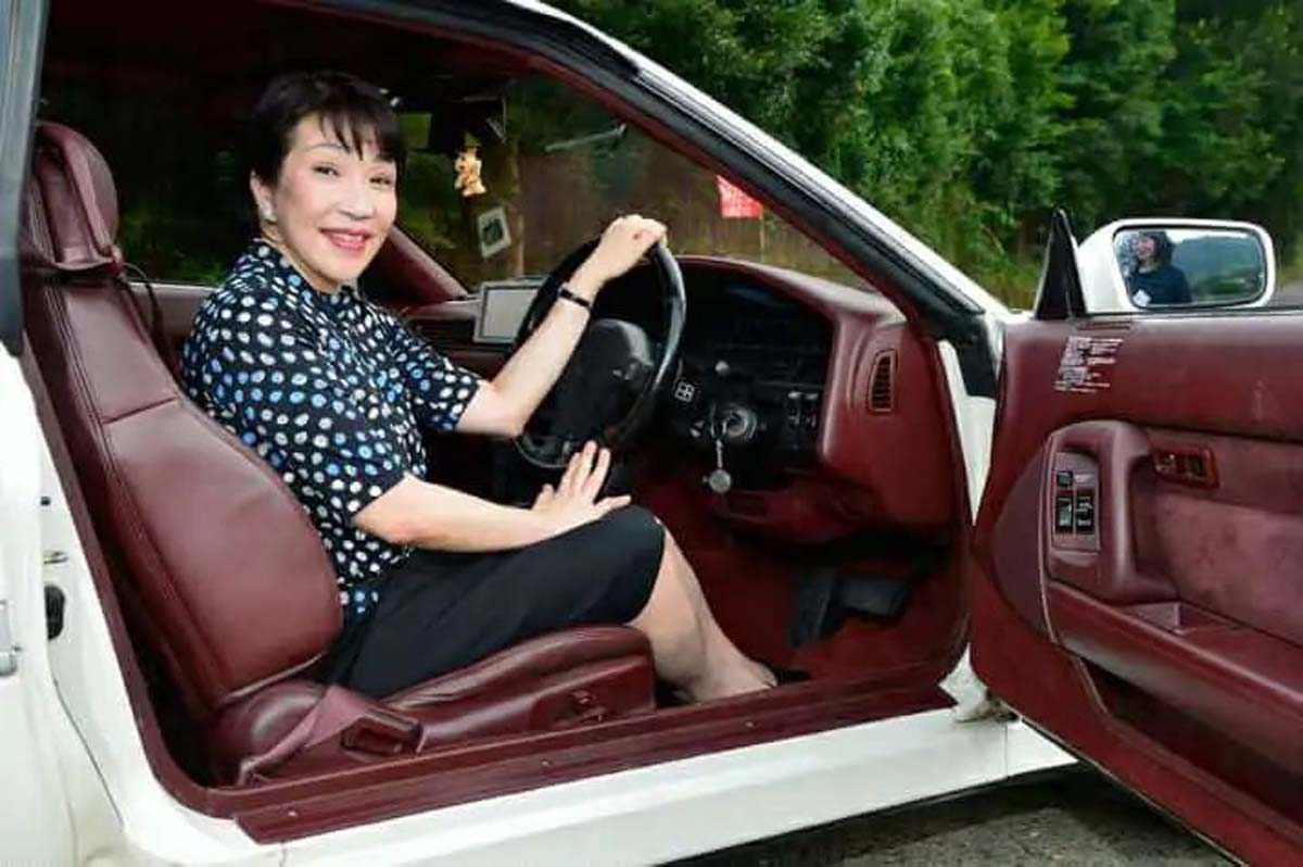 日本新任女首相居然是 JDM 粉丝,并且拥有一台 Toyota Supra A70!