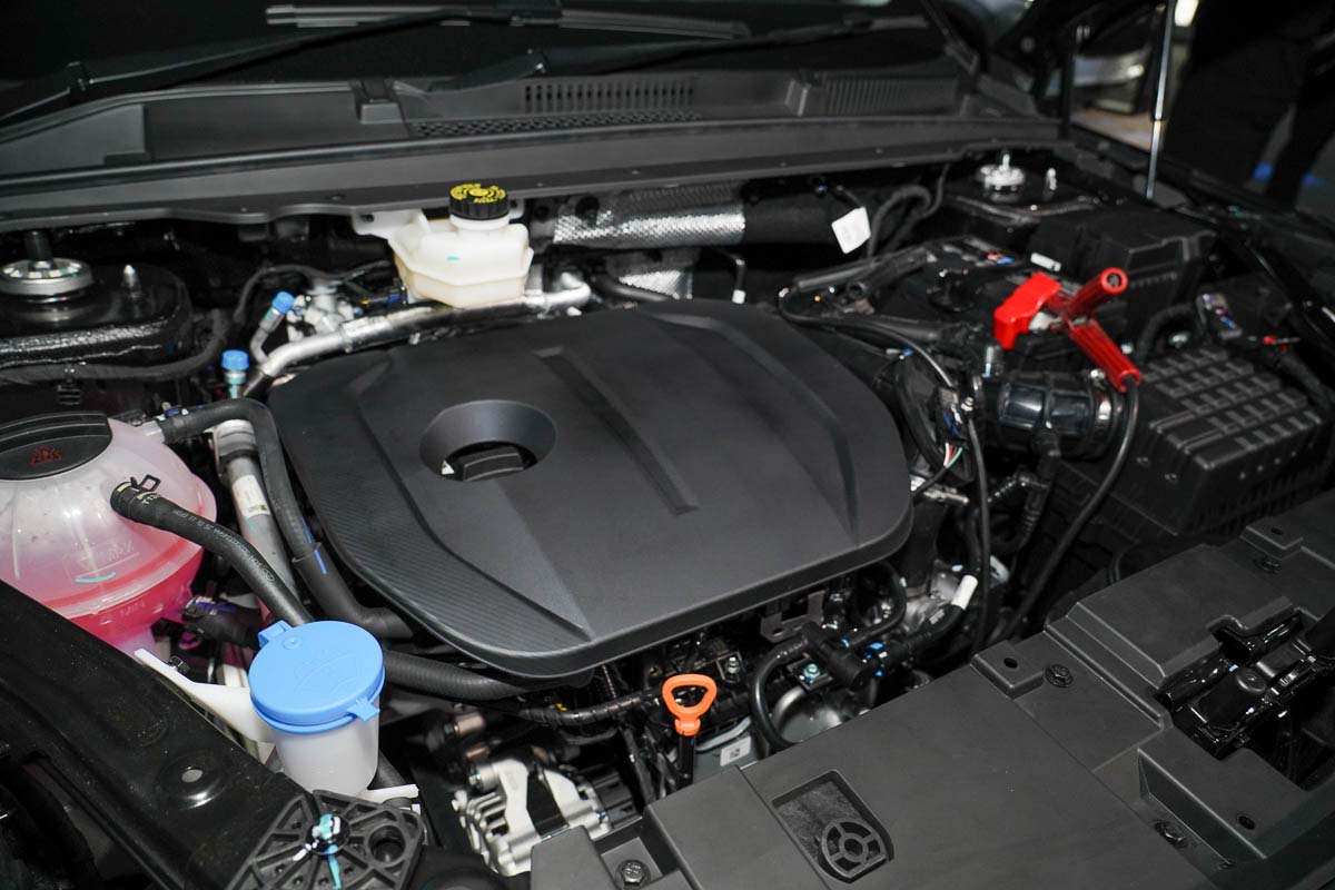 JAECOO 这几年在本地市场的存在感一路提升，而现在他们准备再添一位新成员——JAECOO J5。根据现阶段的资讯，这款全新 SUV 最快将于不久后在大马登场，主打年轻家庭、上班族，以及想要以更亲民预算入手欧式风格 SUV 的消费者。最吸引人的地方当然是预计售价：从 RM 100,000 起跳，明显就是来搅动 B-SUV 级市场的水。

JAECOO J5 将搭载一具 1.5L 涡轮增压引擎，并配上 CVT 变速箱，主打日常代步的顺畅和省油，同时保留一定的加速感。虽然官方还未公布最终马力与扭力数据，但以这个级别来看，大多数人期待的是至少 150 匹左右的输出，足够应付城市驾驶，也能轻松上高速。

从设计上看，J5 走的是更简洁、干净的路线，外观看起来比 J7 更年轻，视觉重心更低，也更符合现在消费者对“城市 SUV”的期待。车头依旧有 JAECOO 的家族式直立格栅，但线条收得更利落、灯组造型也更锐利。整体感觉不像传统中国品牌 SUV 那么“夸张”，反而更接近欧洲品牌的沉稳风格。

车内预计会延续 JAECOO 的高质感路线，包括全液晶仪表、大尺寸中控屏幕、皮革包覆座椅等配置。基于品牌在本地的产品策略，J5 也很可能标配完整的 ADAS 套件，包括 AEB、ACC、车道保持辅助等功能，以提升市场竞争力。

至于空间表现，初步资料显示 J5 的车身尺码会比主流竞争对手如 Honda HR-V、Toyota Corolla Cross 略小一点，但座舱布局预计会偏向“精致与科技感”，适合重视设计与配备的消费者。

随着预估 RM 100,000 起的售价曝光，JAECOO 显然是要以高规格、高质感、合理售价来吸引那些正在考虑 HR-V、X50 或 Corolla Cross 的买家。如果最终价格真的压在这个区间，相信上市后会掀起一波关注。

接下来就等官方公布完整规格与上市日期。以目前 JAECOO 在本地的动作来看，J5 肯定会成为品牌在大马市场的下一款主力车型，特别是对于那些想找一台“看起来高级、价格不过火”的 SUV 的消费者来说，它的吸引力相当高。
