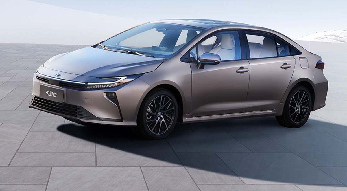 2026 Toyota Corolla 中国版官图：车身尺码逼近 D-Segment、换装全新 2.0L 自然进气引擎！

在很多人印象中，Toyota Corolla 一直都是标准的 C-Segment 家用轿车代表，但从这一次中国市场释出的 2026 款官图来看，Corolla 似乎不再满足于“刚刚好”，而是直接向更高一级的空间与定位发起挑战。

这一次亮相的是中国市场专属的全新 Corolla 智混版本，从外观比例来看，车身明显被拉长，整体视觉已经非常接近传统 D-Segment 轿车。无论是前后悬比例、车顶线条，还是车侧的延伸感，都让人很难再用“入门家用车”来形容它。Toyota 也在官方视觉中不断强调“全面越级”与“生活升级”，显然这不是一句随口喊喊的口号。

从尺寸信息来看，新一代 Corolla 的车长已经突破 4,700 mm，轴距也达到2,750 mm，直接带来了最直观的变化——车内空间。后排腿部空间与头部空间都明显放大，已经不是以往那种“够用就好”的设定，而是冲着家庭长时间乘坐的舒适性而来。这一点，也正好呼应了中国市场对空间表现高度敏感的消费取向。

动力系统方面，这一代 Corolla 提供两种核心配置，其中最受关注的，莫过于全新 2.0L 自然进气引擎版本。相比以往偏小排量、强调入门定位的设定，这具 2.0L 引擎在动力储备与高速行驶稳定性上更有优势，也更符合车身尺码升级后的整体需求。另一套则是 1.8L 智能电混系统，主打低油耗与长期使用成本，对通勤与家庭用户依然有很强吸引力。

官方资料中也特别强调，这套混合动力系统并不是单纯为了“省油而省油”，而是在平顺性、可靠性以及长期耐用度上延续 Toyota 一贯的优势。对于那些打算一辆车开十年以上的消费者来说，这种成熟路线反而更有安全感。

设计层面，新一代 Corolla 明显走向更成熟、更高级的路线。车头灯组采用更锐利的造型，搭配更立体的前保险杠设计，让整辆车看起来不再保守。内装部分同样朝“全面换新”发展，中控屏尺寸升级，数位仪表整合度更高，整体科技感已经不输不少更高一级的车型。

安全配置方面，中国版 Corolla 继续搭载完整的 Toyota Pilot Assist 辅助系统，包括主动刹车、车道辅助、自适应巡航等功能，定位已经从“基础安全配备”升级为“全系标配思维”。这也再次说明，Toyota 对这款 Corolla 的期待，并不只是一辆便宜好卖的国民车。

整体来看，2026 款 Toyota Corolla 中国版的变化，不只是改款那么简单，而是一种明显的产品定位上移。车身尺码向 D-Segment 靠拢、2.0L 自然进气引擎回归、空间与舒适性全面强化，这些元素组合在一起，让 Corolla 开始触碰原本不属于它的市场区间。

至于这样的 Corolla，未来是否会影响其他市场版本的走向，甚至间接改变全球 Corolla 的定位策略，或许还需要时间观察。但可以肯定的是，这一代 Corolla，已经不再只是“入门选择”，而是试图成为一辆真正能陪伴家庭长期使用的中型轿车替代方案。

