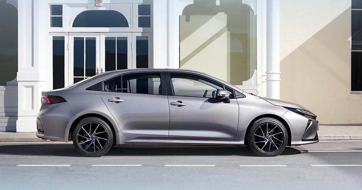 2026 Toyota Corolla 中国版官图：车身尺码逼近 D-Segment、换装全新 2.0L 自然进气引擎！

在很多人印象中，Toyota Corolla 一直都是标准的 C-Segment 家用轿车代表，但从这一次中国市场释出的 2026 款官图来看，Corolla 似乎不再满足于“刚刚好”，而是直接向更高一级的空间与定位发起挑战。

这一次亮相的是中国市场专属的全新 Corolla 智混版本，从外观比例来看，车身明显被拉长，整体视觉已经非常接近传统 D-Segment 轿车。无论是前后悬比例、车顶线条，还是车侧的延伸感，都让人很难再用“入门家用车”来形容它。Toyota 也在官方视觉中不断强调“全面越级”与“生活升级”，显然这不是一句随口喊喊的口号。

从尺寸信息来看，新一代 Corolla 的车长已经突破 4,700 mm，轴距也达到2,750 mm，直接带来了最直观的变化——车内空间。后排腿部空间与头部空间都明显放大，已经不是以往那种“够用就好”的设定，而是冲着家庭长时间乘坐的舒适性而来。这一点，也正好呼应了中国市场对空间表现高度敏感的消费取向。

动力系统方面，这一代 Corolla 提供两种核心配置，其中最受关注的，莫过于全新 2.0L 自然进气引擎版本。相比以往偏小排量、强调入门定位的设定，这具 2.0L 引擎在动力储备与高速行驶稳定性上更有优势，也更符合车身尺码升级后的整体需求。另一套则是 1.8L 智能电混系统，主打低油耗与长期使用成本，对通勤与家庭用户依然有很强吸引力。

官方资料中也特别强调，这套混合动力系统并不是单纯为了“省油而省油”，而是在平顺性、可靠性以及长期耐用度上延续 Toyota 一贯的优势。对于那些打算一辆车开十年以上的消费者来说，这种成熟路线反而更有安全感。

设计层面，新一代 Corolla 明显走向更成熟、更高级的路线。车头灯组采用更锐利的造型，搭配更立体的前保险杠设计，让整辆车看起来不再保守。内装部分同样朝“全面换新”发展，中控屏尺寸升级，数位仪表整合度更高，整体科技感已经不输不少更高一级的车型。

安全配置方面，中国版 Corolla 继续搭载完整的 Toyota Pilot Assist 辅助系统，包括主动刹车、车道辅助、自适应巡航等功能，定位已经从“基础安全配备”升级为“全系标配思维”。这也再次说明，Toyota 对这款 Corolla 的期待，并不只是一辆便宜好卖的国民车。

整体来看，2026 款 Toyota Corolla 中国版的变化，不只是改款那么简单，而是一种明显的产品定位上移。车身尺码向 D-Segment 靠拢、2.0L 自然进气引擎回归、空间与舒适性全面强化，这些元素组合在一起，让 Corolla 开始触碰原本不属于它的市场区间。

至于这样的 Corolla，未来是否会影响其他市场版本的走向，甚至间接改变全球 Corolla 的定位策略，或许还需要时间观察。但可以肯定的是，这一代 Corolla，已经不再只是“入门选择”，而是试图成为一辆真正能陪伴家庭长期使用的中型轿车替代方案。

2026 Toyota Corolla 中国版官图：车身尺码逼近 D-Segment、换装全新 2.0L 自然进气引擎！

