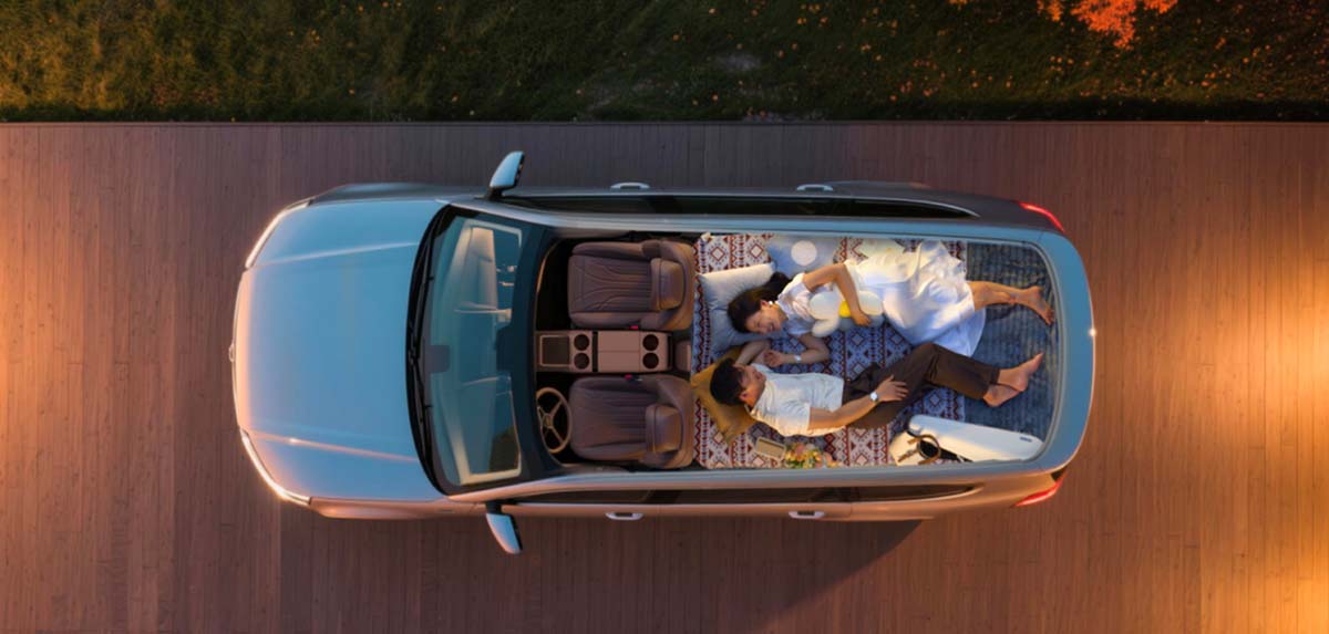 Chery Malaysia 正式放话，确认将在今年内引进一款全新旗舰级 SUV，而从目前掌握到的规格与定位来看，最有可能的主角正是 Tiggo 9X。如果消息属实，这不仅将成为 Chery 目前在大马市场尺寸最大、定位最高的 SUV，也会直接把品牌的天花板再往上抬一截。

从曝光的产品资料来看，这款新旗舰在体格上已经完全对齐中大型 SUV 的标准。车身尺码达到 4817 mm 长、1930 mm 宽，高度根据配置不同为 1729 mm 或 1741 mm，轴距则是 2770 mm。这样的尺寸意味着它在视觉气势与实际车内空间上，都明显高于现有 Tiggo 8 系列，摆明就是冲着家庭旗舰与高端市场而来。座椅布局方面提供 5 座与 7 座选择，兼顾日常通勤与长途全家出行的需求。

在动力核心方面，这款 SUV 搭载一具 2.0T GDI 涡轮增压引擎，排气量 1998 cc，最大输出达到 187 kW，并可在 1750 至 4000 rpm 区间持续输出 390 Nm 的峰值扭矩。这组数据放在同级别中已经属于相当有底气的水平，无论是高速巡航还是满载爬坡，都不会是问题。官方 WLTC 综合工况油耗为 7.8 L/100 km，以这样的车身尺码和动力表现来看，整体燃油效率并不夸张，也符合旗舰 SUV 的现实定位。

为了进一步优化日常使用体验，这款新车也配备智能启停节油系统，同时油箱容量达到 65 L，长途行驶的续航能力相当可观。整备质量介于 1725 kg 至 1785 kg 之间，显示其在车身结构、安全配置以及隔音用料上，明显走的是“厚实派”路线，而不是一味追求轻量化。

从排放标准来看，该车符合国 VI b 规范，这一点对于未来在马来西亚长期销售与注册来说至关重要，也让它在法规层面具备更长的生命周期。结合其定位与规格，不难看出 Tiggo 9X 并不是单纯为了补齐产品线，而是肩负着提升 Chery 品牌形象、拉高整体售价区间的重要角色。

如果 Chery Malaysia 最终确认引进的正是 Tiggo 9X，那么这款车很可能会成为品牌在大马市场的“门面担当”，直接对标主流中大型 SUV。对于希望要空间、要动力、又不想一步跳到豪华品牌价格区间的消费者来说，这款新旗舰无疑值得期待。接下来，就看 Chery Malaysia 会如何为它定价，以及是否会针对本地市场加入更贴近大马消费者需求的配置组合。