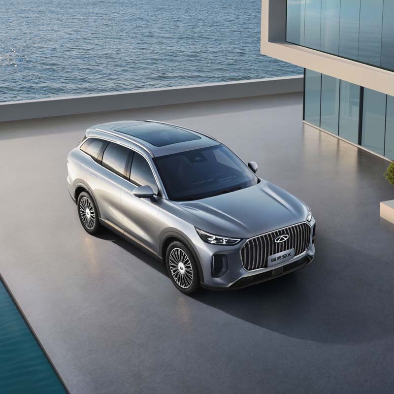 Chery Malaysia 正式放话，确认将在今年内引进一款全新旗舰级 SUV，而从目前掌握到的规格与定位来看，最有可能的主角正是 Tiggo 9X。如果消息属实，这不仅将成为 Chery 目前在大马市场尺寸最大、定位最高的 SUV，也会直接把品牌的天花板再往上抬一截。

从曝光的产品资料来看，这款新旗舰在体格上已经完全对齐中大型 SUV 的标准。车身尺码达到 4817 mm 长、1930 mm 宽，高度根据配置不同为 1729 mm 或 1741 mm，轴距则是 2770 mm。这样的尺寸意味着它在视觉气势与实际车内空间上，都明显高于现有 Tiggo 8 系列，摆明就是冲着家庭旗舰与高端市场而来。座椅布局方面提供 5 座与 7 座选择，兼顾日常通勤与长途全家出行的需求。

在动力核心方面，这款 SUV 搭载一具 2.0T GDI 涡轮增压引擎，排气量 1998 cc，最大输出达到 187 kW，并可在 1750 至 4000 rpm 区间持续输出 390 Nm 的峰值扭矩。这组数据放在同级别中已经属于相当有底气的水平，无论是高速巡航还是满载爬坡，都不会是问题。官方 WLTC 综合工况油耗为 7.8 L/100 km，以这样的车身尺码和动力表现来看，整体燃油效率并不夸张，也符合旗舰 SUV 的现实定位。

为了进一步优化日常使用体验，这款新车也配备智能启停节油系统，同时油箱容量达到 65 L，长途行驶的续航能力相当可观。整备质量介于 1725 kg 至 1785 kg 之间，显示其在车身结构、安全配置以及隔音用料上，明显走的是“厚实派”路线，而不是一味追求轻量化。

从排放标准来看，该车符合国 VI b 规范，这一点对于未来在马来西亚长期销售与注册来说至关重要，也让它在法规层面具备更长的生命周期。结合其定位与规格，不难看出 Tiggo 9X 并不是单纯为了补齐产品线，而是肩负着提升 Chery 品牌形象、拉高整体售价区间的重要角色。

如果 Chery Malaysia 最终确认引进的正是 Tiggo 9X，那么这款车很可能会成为品牌在大马市场的“门面担当”，直接对标主流中大型 SUV。对于希望要空间、要动力、又不想一步跳到豪华品牌价格区间的消费者来说，这款新旗舰无疑值得期待。接下来，就看 Chery Malaysia 会如何为它定价，以及是否会针对本地市场加入更贴近大马消费者需求的配置组合。