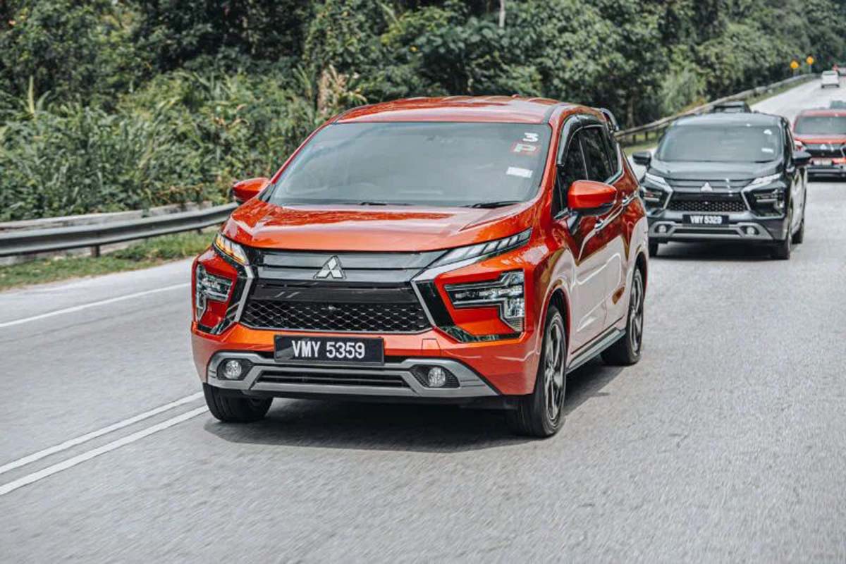 如果要选一具最能代表 Mitsubishi 在东南亚市场“耐操、好养、不挑油”哲学的引擎，4A91 几乎是绕不过去的名字。这具 1.5L 自然进气引擎并不追求华丽的数据，也不是为了性能而生，但正是这种务实取向，让它在多个国家、多个车型、多个使用场景下，经得起时间与里程的考验。

4A91 的开发可以追溯到 2000 年代中期，当时 Mitsubishi 正在为全球小型车与紧凑型家庭用车寻找一套全新的动力核心。这具引擎隶属于 4A9 系列，是 Mitsubishi 首批全面采用铝合金缸体与缸盖的量产自然进气引擎之一，目标非常明确：重量更轻、热效率更高，同时又不能牺牲耐用性。为了配合不同市场对排放与燃油品质的要求，4A91 在设计之初就锁定简单可靠的结构，而不是过度复杂的技术堆叠。

在结构上，4A91 采用直列四缸、DOHC 16 气门配置，并导入 Mitsubishi 标志性的 MIVEC 可变气门正时技术。这套系统并不是为了高转爆发，而是着重在日常转速区间优化进排气效率，让引擎在低至中转速时更顺、更省油。1,499 cc 的排量，搭配多点燃油喷射设定，使它能稳定输出约 104 至 105 hp 的马力，以及约 141 至 145 Nm 的扭矩。数字放在今天并不惊艳，但对一具家庭取向的自然进气引擎来说，这样的输出刚好落在“够用又不勉强”的区间。

真正让 4A91 站稳口碑的，是它在实际使用中的表现。自然进气设计让动力输出线性，没有涡轮迟滞的问题，加上压缩比与点火设定相对保守，对燃油品质的容忍度相当高，这也是为什么它在东南亚、中东等市场长期服役却少有大规模负面评价。只要按时保养，许多车辆在高里程状态下仍然能保持顺畅运转，这一点在商用、家庭与共享用途上尤其重要。

在现役车型方面，4A91 最广为人知的舞台，来自 Mitsubishi 在东南亚市场的两款主力车系。首先是 Mitsubishi Xpander，这款七座 MPV 以空间、舒适性与耐用度为卖点，4A91 在这里的调校重点放在中低转速的稳定输出，与 4 速自排、5 速手排或部分市场的 CVT 变速箱搭配，强调的是长时间载人、载物行驶下的可靠表现，而不是冲刺性能。对许多家庭与车队用户来说，这种“不会给你惊喜，但也不会给你惊吓”的动力特性，反而最值得信赖。

另一款则是定位更新世代的小型 SUV —— Mitsubishi Xforce。在 Xforce 上，4A91 统一搭配 CVT 变速箱，整体调校更偏向城市使用，转速控制更积极地维持在经济区间，强调平顺与油耗表现。虽然引擎本体与 Xpander 相同，但透过变速箱逻辑与隔音调校的差异，驾驶感受明显更安静、更细腻，也更符合 SUV 买家对日常舒适性的期待。

从技术角度来看，4A91 并不是一具为了改装或性能而存在的引擎。它的优势在于成熟度高、零件供应充足、维修门槛低，而且整体设计没有明显的结构性弱点。正因为如此，它才能在多个国家长期量产，并成为 Mitsubishi 在新兴市场最重要的动力支柱之一。

放在今天回头看，4A91 或许不再是最先进的存在，但它所代表的，是一种已经被市场反复验证的引擎哲学。对很多消费者来说，引擎不是用来炫耀参数，而是陪着一家人走过每天通勤、假日出游与多年生活的核心部件。从这个角度来看，Mitsubishi 4A91 能被称为三菱引擎的代表作之一，并不夸张。