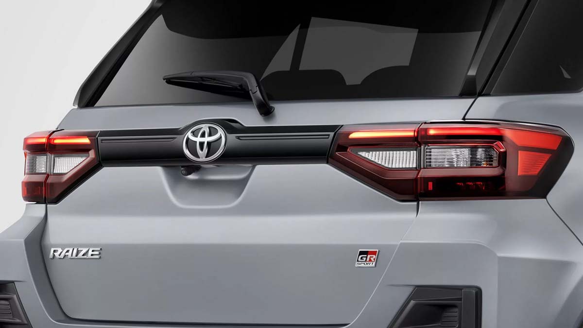 随着 Gazoo Racing 在 Toyota 体系内的定位愈发清晰，GR Sport 这个标签也越来越频繁地出现在偏向日常取向的车型上。最新的例子，正是面向东南亚市场打造的小型 SUV——Toyota Raize。不过，这次的 GR Sport 更强调视觉与氛围升级，而非性能进化。

Raize 采用的是 Toyota 与 Daihatsu 深度合作的平台架构，与 Daihatsu Rocky 以及 Subaru Rex 属于“同门兄弟”。自 2019 年推出以来，这一车系并未经历真正的大改款，因此这次 GR Sport 的登场，更像是一次替代中期改款的形象更新。

外观是 Raize GR Sport 最吸引人的地方。车头换上更具攻击性的前保杆设计，下方加入明显的下扰流与护板元素，让整台车看起来更贴近运动风格。17 寸黑色轮圈成为标配，搭配 C 柱上的 GR Sport 贴饰，虽然不张扬，但辨识度足够。车尾部分同样有所强化，GR Sport 专属铭牌配合后保杆延伸件，以及隐藏在车牌下方的小型扩散器，让整体造型比标准版更有“性能味”。

车内则全面黑化处理，座椅与内饰采用黑色基调，并辅以对比色缝线点缀，连车顶内衬也一并换成深色，营造出更浓厚的运动氛围。配备方面相当齐全，9 寸中控屏幕、7 寸数位仪表，以及完整的 ADAS 主动安全系统都没有缺席。GR 标识方向盘不仅提升视觉感受，也加入换挡拨片与“Power”模式按钮，让驾驶者在操作层面多了一点参与感。

但真正谈到驾驶体验时，Raize GR Sport 的本质依然相当务实。动力系统完全没有变化，继续使用那具 1.0L 三缸涡轮增压引擎，最大输出为 97 hp、峰值扭力 140 Nm，并且仅提供 CVT 变速箱，动力输出至前轮。所谓的 Power 模式，主要只是调整油门反应设定，在 CVT 的特性限制下，对实际加速表现的帮助相当有限。Toyota 在宣传中提到的“高加速感”，更像是一种行销说法，而不是性能层面的突破。

底盘与操控部分同样维持原样。与部分海外 GR Sport 车型会针对悬挂或转向进行调整不同，Raize GR Sport 并没有任何底盘强化设定，无论是悬挂、刹车还是车身结构，都与一般版本一致。这也意味着，它依旧是一台以城市通勤与日常使用为核心的小型 SUV，只是披上了更运动化的外观。

售价方面，Toyota Raize GR Sport 在印尼的定价为 Rp 292,100,000 至 Rp 317,100,000。按目前汇率粗略换算，约等于 RM 80,800 至 RM 87,900。这个价格区间不仅让它成为 Raize 车系中最贵的版本，也明显高于采用相同引擎与配置逻辑的 Daihatsu Rocky，对精打细算的消费者来说，差异自然会被放大检视。

整体来看，Toyota Raize GR Sport 更像是一款形象取向的旗舰版本。它带来更抢眼的外观、更完整的配备，以及 GR 品牌光环，但在动力与操控层面并没有实质提升。如果你在意的是造型与氛围升级，它确实有其吸引力；但若期待一台真正更有驾驶乐趣的 GR 风格 SUV，这次的 Raize GR Sport，恐怕还是停留在“看起来很运动”的阶段。