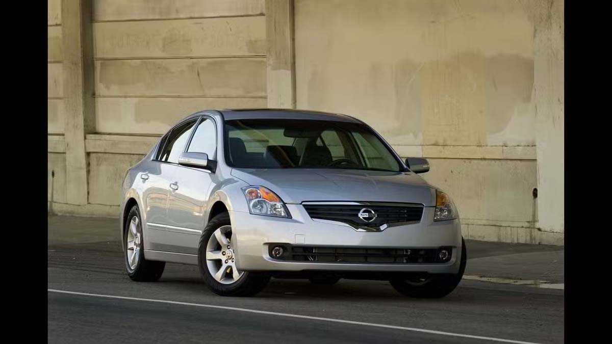 偷车贼试图偷窃一辆 Nissan Altima ，但是因为不会开手排所以无法把车开走