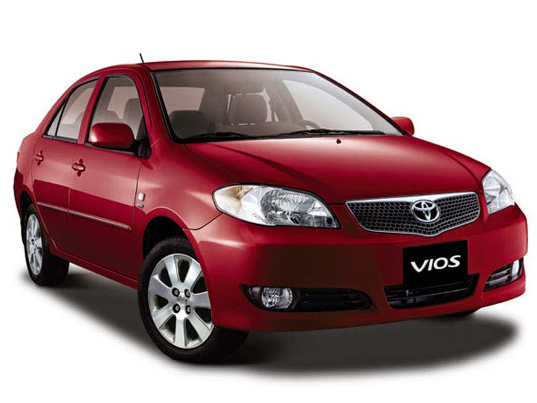 在 Toyota 众多经典动力系统之中,1NZ-FE 绝对称得上是“国民神机”级别的存在。只要你稍微关注东南亚或日本市场的 B-Segment 车型,几乎都会看到这具 1.5L 自然进气引擎的身影。从 Vios、Yaris、Corolla Axio,到 Sienta、Probox,甚至是混合动力版本的技术延伸,1NZ 系列多年来默默扛起 Toyota 入门车系的销量重任,也因此奠定了它“不败传奇”的江湖地位。
1NZ-FE 属于 Toyota NZ 引擎家族成员,采用 1.5L 直列四缸 DOHC 结构,配备 VVT-i 可变气门正时系统。虽然账面动力看起来不算惊艳,一般落在 103 Hp – 109 Hp 左右(视不同调校与市场而定),但它的强项从来就不是性能输出,而是耐用度、油耗表现与超低维护成本的完美平衡。
首先谈到耐用性,这具引擎最广为人知的优势,就是结构简单却极度可靠。1NZ-FE 采用铝合金缸体设计,搭配成熟的多点电喷系统,没有过度复杂的涡轮增压或高压直喷结构,机械负担相对较低。在正常保养之下,行驶 300,000 km 以上依然保持良好状态的案例比比皆是,在东南亚高温、高湿、长时间塞车的用车环境中,依旧能稳定运作,这一点正是它被誉为“开不坏”的关键原因。
再来是燃油经济性表现。Toyota 在这具引擎上导入 VVT-i 技术,可根据不同转速与负载调整进气气门正时,让燃烧效率维持在最佳区间。实际用车情况下,无论是城市通勤或长途高速,都能交出相当亮眼的油耗数据。以搭载在 Vios 或 Yaris 的车型为例,平均油耗普遍可落在 6L/100 km 左右,若驾驶方式温和,甚至还能更低。对于以代步为主、讲求用车成本的车主来说,这样的表现无疑极具吸引力。
维护成本低,也是 1NZ-FE 长年称霸市场的重要原因之一。由于结构成熟、零件流通量极高,维修与保养价格相当亲民。无论是火花塞、点火线圈、水泵、引擎脚还是节气门清洗,费用都比许多新世代引擎来得便宜许多,加上维修技术门槛不高,几乎所有维修厂都能处理,这也让车主在长期持有时更省心。
值得一提的是,这具引擎在改装与耐操度之间也取得不错平衡。虽然原厂设定以经济取向为主,但其内部结构拥有一定余裕,不少改装玩家会透过进排气优化、ECU 调校,甚至小增压方案来提升动力。虽然它不是为激烈操驾而生,但在轻度升级下依然能展现不错潜力,这也让 1NZ-FE 在实用与玩乐之间取得微妙平衡。
此外,1NZ-FE 还有一个隐藏优势,就是与混合动力系统的高兼容性。延伸型号 1NZ-FXE 被广泛应用在 Toyota Hybrid 车款上,例如 Prius C / Aqua 等车型。虽然两者调校与压缩比不同,但也侧面证明这具引擎在热效率与稳定性方面拥有极高基础素质,才能被选为 Hybrid 系统核心。
综合来看,1NZ-FE 或许不是一具让人热血沸腾的引擎,但它却是最贴近现实用车需求的“全能型选手”。它没有复杂黑科技,却用最朴实可靠的机械结构,交出耐用、省油、好养、低成本的完美答卷。也正因为如此,多年来它在全球市场累积了极高口碑。
对于讲求经济实用的消费者来说,1NZ-FE 不只是代步工具的动力来源,更像是一位任劳任怨、几乎不会抱怨的老伙伴。称它为 1.5L 界的“不败传奇”,绝对一点也不夸张。