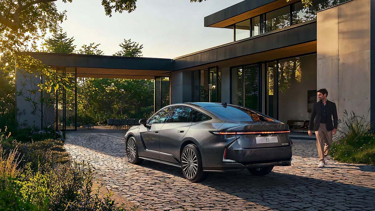 2026 Lexus ES 改头换面，日本E-Class 具备纯电/混动双动力选择！