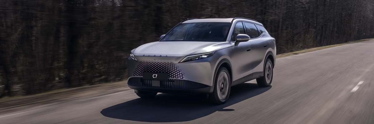 近日，有媒体在我国道路上拍到 Omoda C7 正在进行测试的身影，这也意味着这款全新SUV距离正式登陆大马市场已经越来越近。根据目前掌握的消息，这款车预计会在 2026年内正式发布，并有望成为 Omoda 在本地市场定位更高的一款SUV产品，主打更大的车身尺寸、更强动力以及更先进的科技配备。

从外观设计来看，Omoda C7 依然延续品牌近年的家族式设计语言。整辆车采用相当前卫的造型风格，车头使用大尺寸无边界格栅设计，搭配细长的 LED 日行灯以及分体式头灯组，使整辆车看起来相当具有未来感。前保险杠造型也相当激进，大面积的黑色装饰以及锐利线条让整辆车的视觉效果更具运动气息。

车侧部分可以看到明显的 Coupe 风格 SUV 轮廓，车顶线条从B柱开始向后微微下滑，再配合隐藏式门把手以及大尺寸轮圈，使整辆车看起来更加流线。根据海外资料，Omoda C7 的车身尺寸预计为 约 4,660 mm 车长、1,875 mm 车宽、1,670 mm 车高，轴距约 2,720 mm，整体体型比目前的大马在售的 Omoda 5 更大一号，空间表现也会更加出色。

至于车尾设计同样走科技路线，贯穿式 LED 尾灯预计会成为标准配备，灯组内部采用立体式灯带设计，夜晚辨识度相当高。尾门线条层次分明，加上大面积黑色下护板，让整辆车看起来更具 SUV 的力量感。

来到车内部分，Omoda C7 预计会采用品牌最新的智能座舱设计。中控台将配备 双联屏布局，包含全液晶仪表与大型中控触控屏幕，并支持 Apple CarPlay 与 Android Auto。车机系统预计会搭载最新的智能语音控制功能，同时也会提供 OTA 远程升级。配备方面预计会包括 无线手机充电、全景天窗、电动尾门、64色氛围灯以及高级音响系统 等。

安全配备方面，Omoda C7 预计会提供完整的 ADAS 主动安全辅助系统，包括自适应巡航、车道维持辅助、自动紧急刹车、盲点侦测以及360度全景影像系统等，整体安全配置预计会达到目前主流C级SUV的水平。

动力系统方面，Omoda C7 很可能会提供 两种不同动力选择。其中一款为 1.6L 涡轮增压引擎，最大输出预计约 197 Hp 与 290 Nm，搭配 7速双离合变速箱，动力表现比目前的 Omoda 5 更强。

另一套更值得关注的则是 1.5 TD PHEV 插电式混合动力系统。这套系统预计结合 1.5L 涡轮引擎与电动马达，综合输出预计可达到 300 Hp 以上。根据海外数据，这套 PHEV 系统的纯电续航预计可达到 约 90 km 至 120 km（CLTC），综合续航甚至有机会突破 1,000 km，在日常通勤时基本可以当作纯电车使用，同时又没有里程焦虑的问题。

底盘方面，Omoda C7 预计会采用 前麦弗逊、后多连杆独立悬吊系统，兼顾舒适性与操控稳定性。此外，部分市场版本也有可能提供 AWD 四驱系统，进一步提升行驶稳定性与越野能力。

随着 Omoda 在马来西亚市场的布局逐渐扩大，Omoda C7 的出现也被视为品牌冲击更高端SUV市场的重要车型。如果最终确认引进 PHEV 版本，再加上丰富科技配备以及更大的车身尺寸，这款车未来很可能会与 Honda CR-V、Mazda CX-5 以及 Proton X70 等热门SUV形成直接竞争。

目前官方尚未公布 Omoda C7 在大马的正式售价，但参考海外市场定位以及本地SUV价格结构，这款车未来在我国上市时，预计售价很可能会落在 RM 140,000 至 RM 180,000 区间。如果定价策略合理，再加上 PHEV 技术加持，Omoda C7 很可能会成为今年本地SUV市场值得关注的新成员。