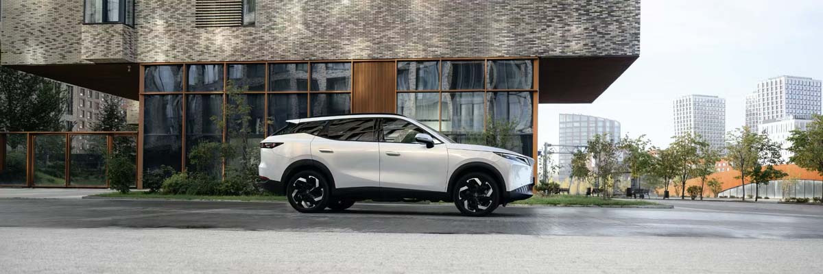 近日，有媒体在我国道路上拍到 Omoda C7 正在进行测试的身影，这也意味着这款全新SUV距离正式登陆大马市场已经越来越近。根据目前掌握的消息，这款车预计会在 2026年内正式发布，并有望成为 Omoda 在本地市场定位更高的一款SUV产品，主打更大的车身尺寸、更强动力以及更先进的科技配备。

从外观设计来看，Omoda C7 依然延续品牌近年的家族式设计语言。整辆车采用相当前卫的造型风格，车头使用大尺寸无边界格栅设计，搭配细长的 LED 日行灯以及分体式头灯组，使整辆车看起来相当具有未来感。前保险杠造型也相当激进，大面积的黑色装饰以及锐利线条让整辆车的视觉效果更具运动气息。

车侧部分可以看到明显的 Coupe 风格 SUV 轮廓，车顶线条从B柱开始向后微微下滑，再配合隐藏式门把手以及大尺寸轮圈，使整辆车看起来更加流线。根据海外资料，Omoda C7 的车身尺寸预计为 约 4,660 mm 车长、1,875 mm 车宽、1,670 mm 车高，轴距约 2,720 mm，整体体型比目前的大马在售的 Omoda 5 更大一号，空间表现也会更加出色。

至于车尾设计同样走科技路线，贯穿式 LED 尾灯预计会成为标准配备，灯组内部采用立体式灯带设计，夜晚辨识度相当高。尾门线条层次分明，加上大面积黑色下护板，让整辆车看起来更具 SUV 的力量感。

来到车内部分，Omoda C7 预计会采用品牌最新的智能座舱设计。中控台将配备 双联屏布局，包含全液晶仪表与大型中控触控屏幕，并支持 Apple CarPlay 与 Android Auto。车机系统预计会搭载最新的智能语音控制功能，同时也会提供 OTA 远程升级。配备方面预计会包括 无线手机充电、全景天窗、电动尾门、64色氛围灯以及高级音响系统 等。

安全配备方面，Omoda C7 预计会提供完整的 ADAS 主动安全辅助系统，包括自适应巡航、车道维持辅助、自动紧急刹车、盲点侦测以及360度全景影像系统等，整体安全配置预计会达到目前主流C级SUV的水平。

动力系统方面，Omoda C7 很可能会提供 两种不同动力选择。其中一款为 1.6L 涡轮增压引擎，最大输出预计约 197 Hp 与 290 Nm，搭配 7速双离合变速箱，动力表现比目前的 Omoda 5 更强。

另一套更值得关注的则是 1.5 TD PHEV 插电式混合动力系统。这套系统预计结合 1.5L 涡轮引擎与电动马达，综合输出预计可达到 300 Hp 以上。根据海外数据，这套 PHEV 系统的纯电续航预计可达到 约 90 km 至 120 km（CLTC），综合续航甚至有机会突破 1,000 km，在日常通勤时基本可以当作纯电车使用，同时又没有里程焦虑的问题。

底盘方面，Omoda C7 预计会采用 前麦弗逊、后多连杆独立悬吊系统，兼顾舒适性与操控稳定性。此外，部分市场版本也有可能提供 AWD 四驱系统，进一步提升行驶稳定性与越野能力。

随着 Omoda 在马来西亚市场的布局逐渐扩大，Omoda C7 的出现也被视为品牌冲击更高端SUV市场的重要车型。如果最终确认引进 PHEV 版本，再加上丰富科技配备以及更大的车身尺寸，这款车未来很可能会与 Honda CR-V、Mazda CX-5 以及 Proton X70 等热门SUV形成直接竞争。

目前官方尚未公布 Omoda C7 在大马的正式售价，但参考海外市场定位以及本地SUV价格结构，这款车未来在我国上市时，预计售价很可能会落在 RM 140,000 至 RM 180,000 区间。如果定价策略合理，再加上 PHEV 技术加持，Omoda C7 很可能会成为今年本地SUV市场值得关注的新成员。