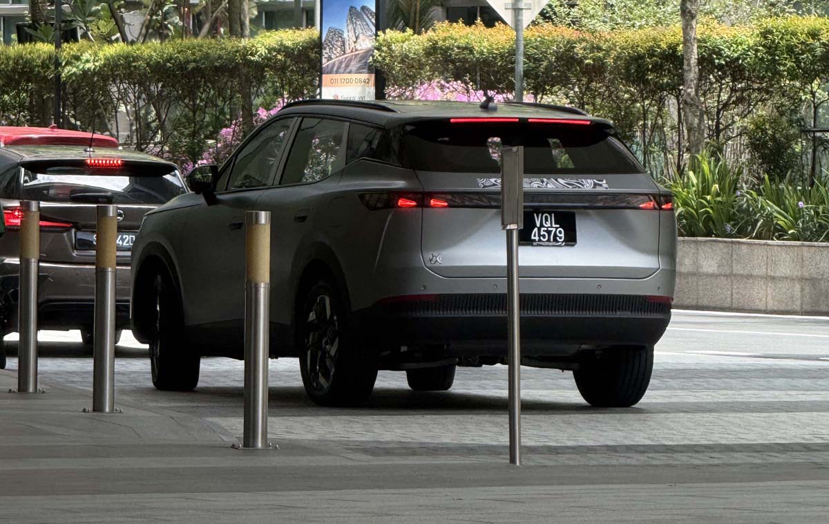 近日，有媒体在我国道路上拍到 Omoda C7 正在进行测试的身影，这也意味着这款全新SUV距离正式登陆大马市场已经越来越近。根据目前掌握的消息，这款车预计会在 2026年内正式发布，并有望成为 Omoda 在本地市场定位更高的一款SUV产品，主打更大的车身尺寸、更强动力以及更先进的科技配备。

从外观设计来看，Omoda C7 依然延续品牌近年的家族式设计语言。整辆车采用相当前卫的造型风格，车头使用大尺寸无边界格栅设计，搭配细长的 LED 日行灯以及分体式头灯组，使整辆车看起来相当具有未来感。前保险杠造型也相当激进，大面积的黑色装饰以及锐利线条让整辆车的视觉效果更具运动气息。

车侧部分可以看到明显的 Coupe 风格 SUV 轮廓，车顶线条从B柱开始向后微微下滑，再配合隐藏式门把手以及大尺寸轮圈，使整辆车看起来更加流线。根据海外资料，Omoda C7 的车身尺寸预计为 约 4,660 mm 车长、1,875 mm 车宽、1,670 mm 车高，轴距约 2,720 mm，整体体型比目前的大马在售的 Omoda 5 更大一号，空间表现也会更加出色。

至于车尾设计同样走科技路线，贯穿式 LED 尾灯预计会成为标准配备，灯组内部采用立体式灯带设计，夜晚辨识度相当高。尾门线条层次分明，加上大面积黑色下护板，让整辆车看起来更具 SUV 的力量感。

来到车内部分，Omoda C7 预计会采用品牌最新的智能座舱设计。中控台将配备 双联屏布局，包含全液晶仪表与大型中控触控屏幕，并支持 Apple CarPlay 与 Android Auto。车机系统预计会搭载最新的智能语音控制功能，同时也会提供 OTA 远程升级。配备方面预计会包括 无线手机充电、全景天窗、电动尾门、64色氛围灯以及高级音响系统 等。

安全配备方面，Omoda C7 预计会提供完整的 ADAS 主动安全辅助系统，包括自适应巡航、车道维持辅助、自动紧急刹车、盲点侦测以及360度全景影像系统等，整体安全配置预计会达到目前主流C级SUV的水平。

动力系统方面，Omoda C7 很可能会提供 两种不同动力选择。其中一款为 1.6L 涡轮增压引擎，最大输出预计约 197 Hp 与 290 Nm，搭配 7速双离合变速箱，动力表现比目前的 Omoda 5 更强。

另一套更值得关注的则是 1.5 TD PHEV 插电式混合动力系统。这套系统预计结合 1.5L 涡轮引擎与电动马达，综合输出预计可达到 300 Hp 以上。根据海外数据，这套 PHEV 系统的纯电续航预计可达到 约 90 km 至 120 km（CLTC），综合续航甚至有机会突破 1,000 km，在日常通勤时基本可以当作纯电车使用，同时又没有里程焦虑的问题。

底盘方面，Omoda C7 预计会采用 前麦弗逊、后多连杆独立悬吊系统，兼顾舒适性与操控稳定性。此外，部分市场版本也有可能提供 AWD 四驱系统，进一步提升行驶稳定性与越野能力。

随着 Omoda 在马来西亚市场的布局逐渐扩大，Omoda C7 的出现也被视为品牌冲击更高端SUV市场的重要车型。如果最终确认引进 PHEV 版本，再加上丰富科技配备以及更大的车身尺寸，这款车未来很可能会与 Honda CR-V、Mazda CX-5 以及 Proton X70 等热门SUV形成直接竞争。

目前官方尚未公布 Omoda C7 在大马的正式售价，但参考海外市场定位以及本地SUV价格结构，这款车未来在我国上市时，预计售价很可能会落在 RM 140,000 至 RM 180,000 区间。如果定价策略合理，再加上 PHEV 技术加持，Omoda C7 很可能会成为今年本地SUV市场值得关注的新成员。