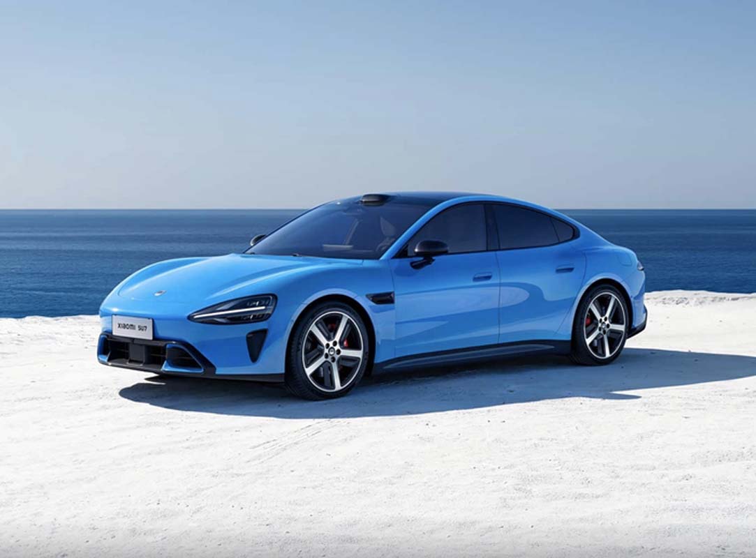 近几年，电动车市场的竞争已经不只是传统车厂之间的较量，科技公司也开始强势入局。其中，Xiaomi 无疑是最受关注的“跨界玩家”之一。从智能手机一路做到智能家居，再到如今的电动车领域，这家品牌的野心可以说相当明确。

根据近期市场传闻，Xiaomi 汽车正积极寻找马来西亚本地合作伙伴，为未来进入我国市场铺路，而时间点很可能落在 2027 年。虽然官方尚未正式确认，但从 Xiaomi 目前的扩张节奏来看，这个时间线并不令人意外。

Xiaomi 在汽车领域的第一步，是推出 Xiaomi SU7。这款车主打高性能与智能化，直接瞄准 Tesla Model 3 所在的主流电动车市场。从规格来看，SU7 提供单马达与双马达版本，其中高性能版本拥有超过 600 Hp 的输出，0-100 km/h 加速可进入 3 秒级别，性能表现已经达到传统豪华品牌的水准。

更关键的是，Xiaomi 并不只是卖一辆车，而是试图复制其在手机领域的“生态系统”。SU7 搭载自家 HyperOS，能够与 Xiaomi 手机、智能家居设备无缝连接，形成一个完整的智能生活体系。这种“车 + 生态”的玩法，在东南亚市场尤其具有吸引力，因为这里本来就是 Xiaomi 产品的重要市场之一。

那么，为什么会选择马来西亚作为潜在落脚点之一？原因其实不难理解。首先，大马是东南亚少数对新能源车政策相对友好的国家之一，包括免进口税、免消费税等措施，都让电动车更容易打开市场。其次，本地消费者对中国品牌的接受度逐年提高，从 BYD、Chery 到 GWM，都已经逐步站稳脚跟。

更现实的一点是，马来西亚拥有成熟的 CKD 体系。如果 Xiaomi 真的要长期经营，而不是短期试水，那么寻找本地合作伙伴进行组装，几乎是必经之路。这不仅可以降低成本，也能让价格更具竞争力。

不过，Xiaomi 想要在大马成功，也绝对不是一件轻松的事。首先是品牌信任度的问题。虽然 Xiaomi 在电子产品领域已经建立口碑，但汽车毕竟属于高价值商品，消费者对安全性、耐用性和售后服务的要求更高。如何从“手机品牌”成功转型为“汽车品牌”，将是关键挑战。

另外，竞争环境也越来越激烈。目前大马电动车市场已经有 Tesla、BYD、BMW、Mercedes-Benz 等品牌在争夺市场份额，价格区间从入门到豪华几乎全覆盖。Xiaomi 若想突围，除了价格策略之外，产品本身的品质与智能体验必须足够突出。

值得一提的是，Xiaomi 一贯以“高性价比”著称。如果这种策略延续到汽车领域，那么 SU7 或未来车型在价格上可能会带来一定冲击，甚至有机会重新定义同级电动车的定价逻辑。

综合来看，Xiaomi 汽车进军马来西亚并不是空穴来风，而更像是时间问题。从中国市场的成功经验，到东南亚逐渐成熟的电动车环境，一切条件都在慢慢到位。

至于 2027 年是否真的会成为关键节点，现在还言之过早。但可以确定的是，一旦 Xiaomi 正式进入大马市场，这场电动车竞争，肯定会变得更加精彩。