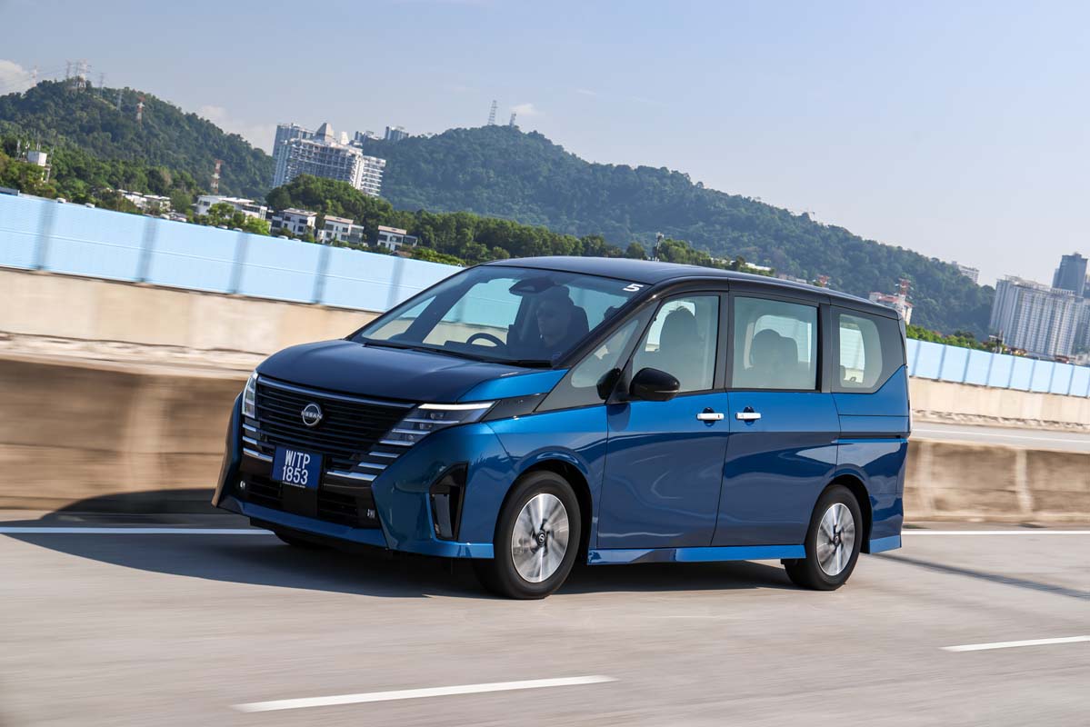 在大马MPV市场一向有“家庭神车”地位的 Nissan Serena，这次换上全新一代 e-Power 系统之后，市场反应明显更热烈。根据最新消息，这款车在本地上市不久，订单已经突破 1,300 张，显示消费者对于“电驱但不用充电”的概念相当买单。

这也不难理解，毕竟这一代 Serena 不只是小改款，而是直接换代升级，从设计、动力逻辑到科技配备，几乎是全面进化。

作为一款主打家庭用途的7人座MPV，这一代 Serena e-Power 最大卖点，在于它的驱动方式。虽然车上仍然有一具 1.4L 引擎，但它并不会直接驱动车轮，而是专门用来发电，整辆车始终由电动马达驱动，输出达到 163 PS 和 315 Nm，带来类似电动车的顺畅加速体验 。简单来说，它开起来像EV，但又不需要找充电桩，这点对大马用户来说非常现实。

油耗方面官方数据约为 18.5 km/L，在同级MPV中也算相当不错，同时续航可接近 1,000 km，长途出行完全不用焦虑 。

价格方面，这次 Nissan 在大马提供了五个版本，选择相当完整，从入门到豪华都有覆盖：

X：RM154,800
X Plus：RM159,800
Highway Star：RM169,800
Premium Highway Star：RM174,800
Shiro Premium Highway Star：RM179,800

另外官方还提供 RM5,000 早鸟优惠，以及最高 RM8,000 的配件礼包（入门版除外），进一步拉高性价比 。

配备方面，这一代 Serena 也明显跟上时代，不再只是“空间大”的传统MPV，而是开始强调科技感和舒适性。

入门版本就已经配备 7 吋数位仪表 + 9 吋中控屏，并支援无线 Apple CarPlay 和 Android Auto，同时具备 e-Pedal 单踏板驾驶模式，在市区走走停停会轻松很多 。

来到中高配版本，重点升级包括 ProPILOT 半自动驾驶系统（包含ACC主动巡航、车道维持等）、360度环景、双电动滑门以及无线充电等功能，整体已经接近“半豪华MPV”的水平 。

顶规版本则直接给到双 12.3 吋大屏幕组合，加上 Nappa 真皮座椅、14 吋车顶娱乐屏、电动尾门等配置，完全就是针对家庭长途出行打造的移动客厅 。

空间表现依然是 Serena 的强项。这一代继续采用低地台设计，加上可自由走动的车内通道设计，前后排移动非常方便，再加上第三排可完全收纳，实用性非常高 。对于有小孩或长辈的家庭来说，这种设计比参数更重要。

从整体来看，Nissan Serena e-Power 能够在短时间内突破 1,300 张订单，其实并不意外。它精准抓住了大马市场的需求：想要电动车的顺畅与省油，但又不想被充电设施限制。

简单一句话总结，这台车不是最便宜的MPV，但很可能是目前最“聪明”的那一台。
