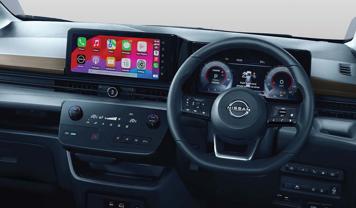 在大马MPV市场一向有“家庭神车”地位的 Nissan Serena，这次换上全新一代 e-Power 系统之后，市场反应明显更热烈。根据最新消息，这款车在本地上市不久，订单已经突破 1,300 张，显示消费者对于“电驱但不用充电”的概念相当买单。

这也不难理解，毕竟这一代 Serena 不只是小改款，而是直接换代升级，从设计、动力逻辑到科技配备，几乎是全面进化。

作为一款主打家庭用途的7人座MPV，这一代 Serena e-Power 最大卖点，在于它的驱动方式。虽然车上仍然有一具 1.4L 引擎，但它并不会直接驱动车轮，而是专门用来发电，整辆车始终由电动马达驱动，输出达到 163 PS 和 315 Nm，带来类似电动车的顺畅加速体验 。简单来说，它开起来像EV，但又不需要找充电桩，这点对大马用户来说非常现实。

油耗方面官方数据约为 18.5 km/L，在同级MPV中也算相当不错，同时续航可接近 1,000 km，长途出行完全不用焦虑 。

价格方面，这次 Nissan 在大马提供了五个版本，选择相当完整，从入门到豪华都有覆盖：

X：RM154,800
X Plus：RM159,800
Highway Star：RM169,800
Premium Highway Star：RM174,800
Shiro Premium Highway Star：RM179,800

另外官方还提供 RM5,000 早鸟优惠，以及最高 RM8,000 的配件礼包（入门版除外），进一步拉高性价比 。

配备方面，这一代 Serena 也明显跟上时代，不再只是“空间大”的传统MPV，而是开始强调科技感和舒适性。

入门版本就已经配备 7 吋数位仪表 + 9 吋中控屏，并支援无线 Apple CarPlay 和 Android Auto，同时具备 e-Pedal 单踏板驾驶模式，在市区走走停停会轻松很多 。

来到中高配版本，重点升级包括 ProPILOT 半自动驾驶系统（包含ACC主动巡航、车道维持等）、360度环景、双电动滑门以及无线充电等功能，整体已经接近“半豪华MPV”的水平 。

顶规版本则直接给到双 12.3 吋大屏幕组合，加上 Nappa 真皮座椅、14 吋车顶娱乐屏、电动尾门等配置，完全就是针对家庭长途出行打造的移动客厅 。

空间表现依然是 Serena 的强项。这一代继续采用低地台设计，加上可自由走动的车内通道设计，前后排移动非常方便，再加上第三排可完全收纳，实用性非常高 。对于有小孩或长辈的家庭来说，这种设计比参数更重要。

从整体来看，Nissan Serena e-Power 能够在短时间内突破 1,300 张订单，其实并不意外。它精准抓住了大马市场的需求：想要电动车的顺畅与省油，但又不想被充电设施限制。

简单一句话总结，这台车不是最便宜的MPV，但很可能是目前最“聪明”的那一台。