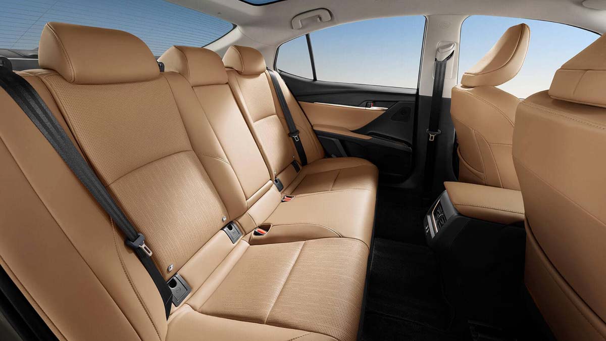 Toyota Camry 2.0 HEV 磨砂金版中国上市，满缸燃油实测续航突破1,000 km！