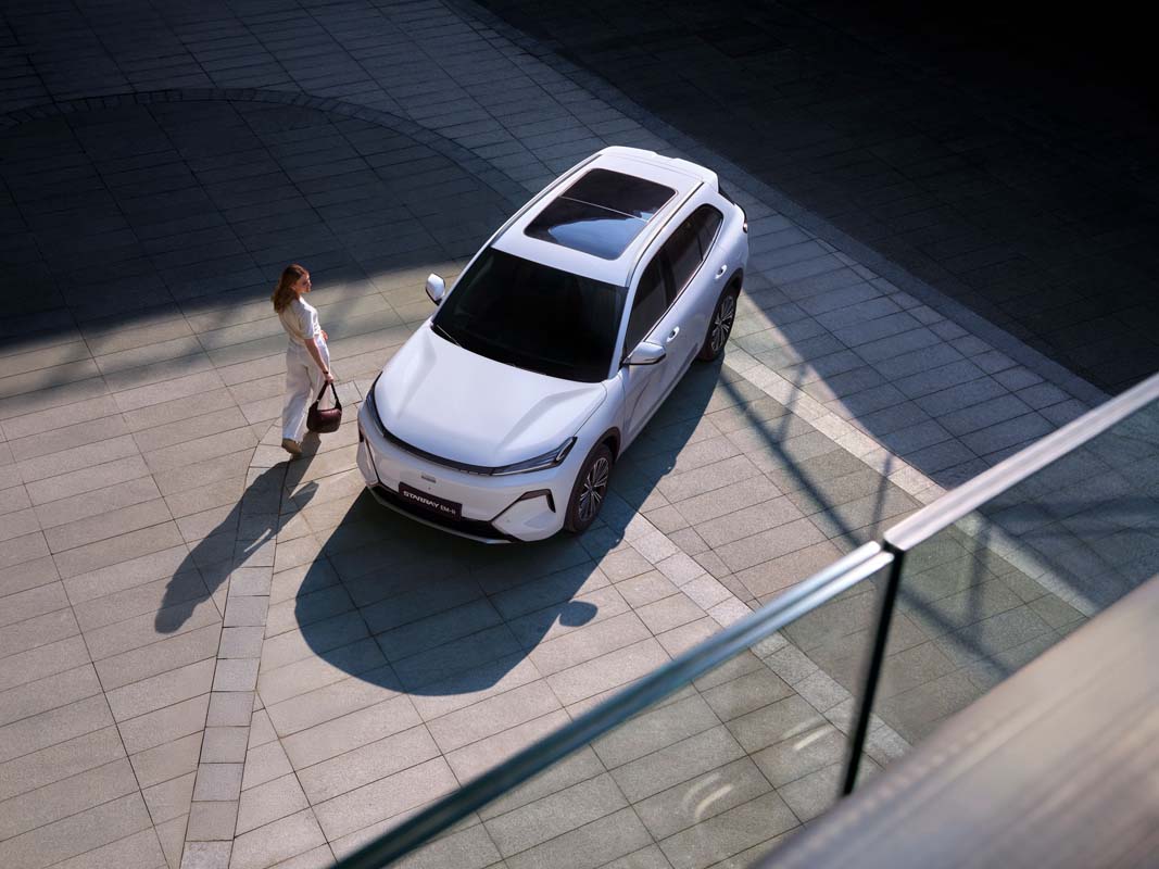 Geely STARRAY EM-R 泰国全球首发:1.5L引擎只负责发电、售价约RM86,500起!