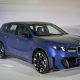 全新一代 2026 BMW iX3 在马来西亚市场的反应相当不错!根据 BMW Malaysia 向本地媒体透露的消息,首批引进我国的 50辆 BMW iX3 50 xDrive M Sport Pro 已经全部售罄,不过目前官方仍然继续接受新车预订。 全新 BMW iX3 在今年8月6日正式于我国发布,目前仅提供 iX3 50 xDrive M Sport Pro 单一版本,标准售价为 RM378,800,包含2年不限里程原厂保固;若选择包含延长保固及原厂保养配套的版本,售价则为 RM399,800。 值得一提的是,目前引进马来西亚的这一批车型并不是中国市场的长轴距版本,而是由 BMW 位于匈牙利 Debrecen 的全新工厂生产,并采用标准轴距车身设定。首批仅有50辆配额,而BMW Malaysia已经确认这批车辆全部售出。 Neue Klasse全新世代,469 Hp、805 km WLTP续航 这一代 BMW iX3 是 BMW 全新 Neue Klasse 架构下首款正式量产的车型,无论是电驱系统、电池、电子架构还是车内操作界面,都和上一代iX3有非常大的差异。 大马版 iX3 50 xDrive 搭载 BMW 第六代 Gen6 eDrive 电驱技术,采用前后双电机以及 xDrive 四轮驱动系统,综合最大输出达到 469 Hp,峰值扭矩为 645 Nm,0-100 km/h加速只需要 4.9秒,极速则达到210 km/h。 电池方面,新车搭载可用容量达到 108.7 kWh 的高压电池,并采用全新的圆柱形电芯设计。在WLTP测试标准下,其纯电续航达到 678 km至最高805 km,这也让iX3成为目前BMW旗下续航能力最强的纯电车型之一。 充电性能同样是Neue Klasse的一大重点。得益于全新的 800V高压电气架构,BMW iX3最高能够支持 400 kW DC快充,在理想情况下从10%充至80%只需要约21分钟,而充电10分钟最高就能够增加约 372 km WLTP续航。 另外,新车也原厂支持最高 22 kW AC充电,在相应的充电设备下,由0%充至100%最低约需5小时30分钟。 车身比现款X3更有未来感 全新iX3采用BMW新世代设计语言,最明显的变化自然是车头重新采用更加细长、垂直排列的BMW Kidney Grille设计,同时进一步简化车身线条,整体外观和目前的燃油版X3已经有明显区别。 标准轴距版本车身尺寸为 4,782 mm × 1,895 mm × 1,635 mm,轴距达到 2,897 mm,整体仍然属于中型豪华SUV级别。 内装也是Neue Klasse的一大改变,传统仪表设计被重新调整,并导入全新的 BMW Panoramic iDrive。驾驶资讯可以显示在接近挡风玻璃底部的位置,并配合中央触控屏幕以及新的BMW Operating System X使用。 另外,Neue Klasse还导入BMW称为 Heart of Joy 的全新车辆控制系统,把动力、煞车、动能回收以及部分动态控制功能集中处理,进一步提升系统反应速度以及车辆操控表现。 下一步还有中国生产的BMW iX3 L 而对于错过这首批50辆iX3的消费者来说,其实还有另一个值得注意的消息——BMW iX3长轴距版本已经被规划进入马来西亚市场。 根据本地媒体最新消息,中国生产的 BMW iX3 L 已经被列入未来的大马产品规划之中,预计后续将接替目前由匈牙利进口的标准轴距车型。 不过截至目前为止,BMW Malaysia尚未正式公布iX3 L的大马上市日期、最终规格以及售价,因此具体会引进哪个动力版本,目前仍有待官方进一步公布。 相比标准版iX3,长轴距iX3 L的轴距由 2,897 mm增加至3,005 mm,也就是足足增加 108 mm,主要强化后座乘坐空间以及舒适性。 中国版车型目前一共提供 30L、40L xDrive以及50L xDrive 三种版本,其中最高规格的iX3 50L xDrive在CLTC标准下拥有最高 919 km 的纯电续航,而0-100 km/h加速同样为4.9秒。 长轴距版本也针对后座乘客进行不少升级,例如更厚以及更长的座椅坐垫、后排椅背最高可调整至121度,同时部分版本还加入前乘客座腿托、座椅通风以及更多针对中国市场开发的智能化功能。 中国生产后,售价可能更有竞争力? 真正值得关注的其实还是价格。 目前大马版iX3是从匈牙利进口,而未来长轴距iX3 L则是在BMW位于中国沈阳的生产基地制造。按照本地媒体的分析,中国生产版本在进入我国时拥有更有利的税务条件,因此未来iX3 L的售价存在比目前 RM378,800 更低的可能性。 当然,目前BMW Malaysia还没有公布最终售价,因此现在讨论iX3 L会不会跌破RM300,000仍然言之过早。 不过从首批50辆标准轴距iX3这么快售罄来看,即使价格已经接近RM380,000,大马市场对于BMW全新Neue Klasse纯电车型显然还是存在一定需求。如果未来中国生产的长轴距车型真的能够进一步降低售价,同时提供更宽敞的后座空间,那么它对Mercedes-Benz GLC Electric、Porsche Macan Electric,甚至部分中国豪华纯电SUV的威胁都会更明显。 目前想购买BMW iX3的消费者仍然可以向BMW Malaysia以及授权经销商登记预订,至于下一批标准轴距车型是否会继续引进,又或者BMW会直接转向中国生产的iX3 L,相信会是接下来最值得留意的发展。