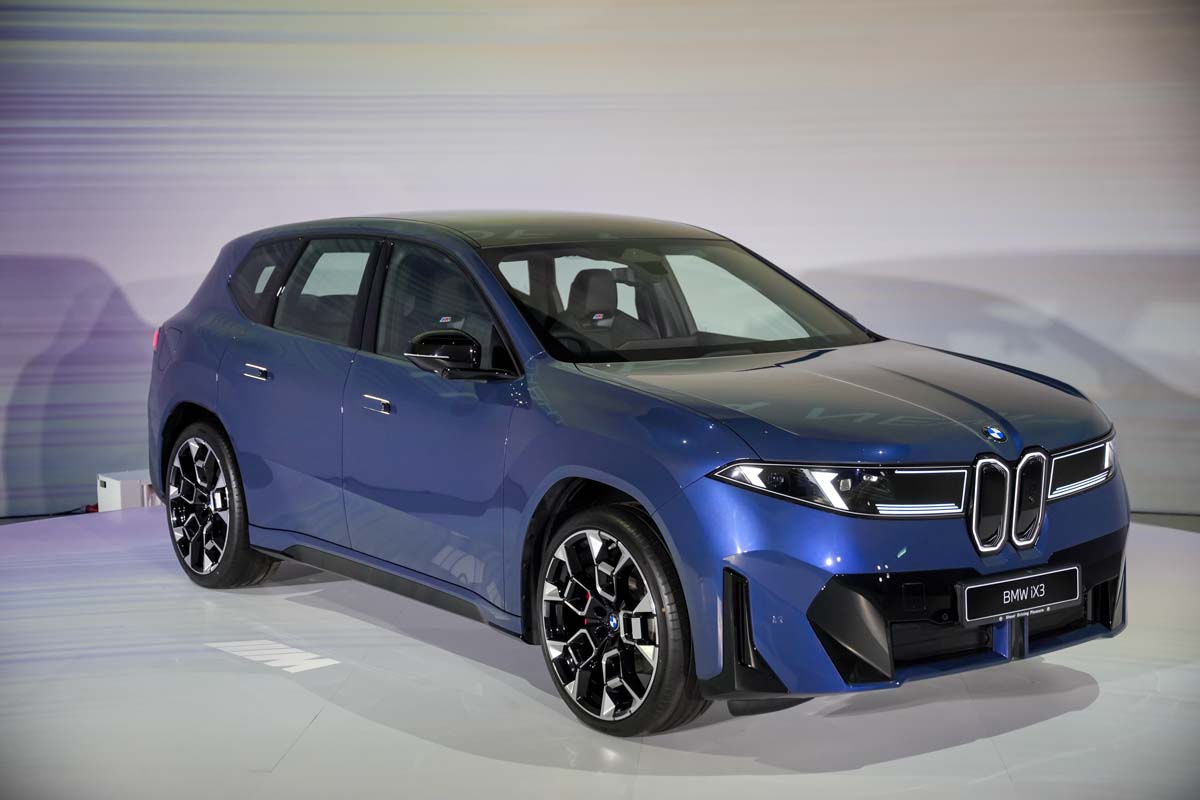全新一代 2026 BMW iX3 在马来西亚市场的反应相当不错!根据 BMW Malaysia 向本地媒体透露的消息,首批引进我国的 50辆 BMW iX3 50 xDrive M Sport Pro 已经全部售罄,不过目前官方仍然继续接受新车预订。
全新 BMW iX3 在今年8月6日正式于我国发布,目前仅提供 iX3 50 xDrive M Sport Pro 单一版本,标准售价为 RM378,800,包含2年不限里程原厂保固;若选择包含延长保固及原厂保养配套的版本,售价则为 RM399,800。
值得一提的是,目前引进马来西亚的这一批车型并不是中国市场的长轴距版本,而是由 BMW 位于匈牙利 Debrecen 的全新工厂生产,并采用标准轴距车身设定。首批仅有50辆配额,而BMW Malaysia已经确认这批车辆全部售出。
Neue Klasse全新世代,469 Hp、805 km WLTP续航
这一代 BMW iX3 是 BMW 全新 Neue Klasse 架构下首款正式量产的车型,无论是电驱系统、电池、电子架构还是车内操作界面,都和上一代iX3有非常大的差异。
大马版 iX3 50 xDrive 搭载 BMW 第六代 Gen6 eDrive 电驱技术,采用前后双电机以及 xDrive 四轮驱动系统,综合最大输出达到 469 Hp,峰值扭矩为 645 Nm,0-100 km/h加速只需要 4.9秒,极速则达到210 km/h。
电池方面,新车搭载可用容量达到 108.7 kWh 的高压电池,并采用全新的圆柱形电芯设计。在WLTP测试标准下,其纯电续航达到 678 km至最高805 km,这也让iX3成为目前BMW旗下续航能力最强的纯电车型之一。
充电性能同样是Neue Klasse的一大重点。得益于全新的 800V高压电气架构,BMW iX3最高能够支持 400 kW DC快充,在理想情况下从10%充至80%只需要约21分钟,而充电10分钟最高就能够增加约 372 km WLTP续航。
另外,新车也原厂支持最高 22 kW AC充电,在相应的充电设备下,由0%充至100%最低约需5小时30分钟。
车身比现款X3更有未来感
全新iX3采用BMW新世代设计语言,最明显的变化自然是车头重新采用更加细长、垂直排列的BMW Kidney Grille设计,同时进一步简化车身线条,整体外观和目前的燃油版X3已经有明显区别。
标准轴距版本车身尺寸为 4,782 mm × 1,895 mm × 1,635 mm,轴距达到 2,897 mm,整体仍然属于中型豪华SUV级别。
内装也是Neue Klasse的一大改变,传统仪表设计被重新调整,并导入全新的 BMW Panoramic iDrive。驾驶资讯可以显示在接近挡风玻璃底部的位置,并配合中央触控屏幕以及新的BMW Operating System X使用。
另外,Neue Klasse还导入BMW称为 Heart of Joy 的全新车辆控制系统,把动力、煞车、动能回收以及部分动态控制功能集中处理,进一步提升系统反应速度以及车辆操控表现。
下一步还有中国生产的BMW iX3 L
而对于错过这首批50辆iX3的消费者来说,其实还有另一个值得注意的消息——BMW iX3长轴距版本已经被规划进入马来西亚市场。
根据本地媒体最新消息,中国生产的 BMW iX3 L 已经被列入未来的大马产品规划之中,预计后续将接替目前由匈牙利进口的标准轴距车型。
不过截至目前为止,BMW Malaysia尚未正式公布iX3 L的大马上市日期、最终规格以及售价,因此具体会引进哪个动力版本,目前仍有待官方进一步公布。
相比标准版iX3,长轴距iX3 L的轴距由 2,897 mm增加至3,005 mm,也就是足足增加 108 mm,主要强化后座乘坐空间以及舒适性。
中国版车型目前一共提供 30L、40L xDrive以及50L xDrive 三种版本,其中最高规格的iX3 50L xDrive在CLTC标准下拥有最高 919 km 的纯电续航,而0-100 km/h加速同样为4.9秒。
长轴距版本也针对后座乘客进行不少升级,例如更厚以及更长的座椅坐垫、后排椅背最高可调整至121度,同时部分版本还加入前乘客座腿托、座椅通风以及更多针对中国市场开发的智能化功能。
中国生产后,售价可能更有竞争力?
真正值得关注的其实还是价格。
目前大马版iX3是从匈牙利进口,而未来长轴距iX3 L则是在BMW位于中国沈阳的生产基地制造。按照本地媒体的分析,中国生产版本在进入我国时拥有更有利的税务条件,因此未来iX3 L的售价存在比目前 RM378,800 更低的可能性。
当然,目前BMW Malaysia还没有公布最终售价,因此现在讨论iX3 L会不会跌破RM300,000仍然言之过早。
不过从首批50辆标准轴距iX3这么快售罄来看,即使价格已经接近RM380,000,大马市场对于BMW全新Neue Klasse纯电车型显然还是存在一定需求。如果未来中国生产的长轴距车型真的能够进一步降低售价,同时提供更宽敞的后座空间,那么它对Mercedes-Benz GLC Electric、Porsche Macan Electric,甚至部分中国豪华纯电SUV的威胁都会更明显。
目前想购买BMW iX3的消费者仍然可以向BMW Malaysia以及授权经销商登记预订,至于下一批标准轴距车型是否会继续引进,又或者BMW会直接转向中国生产的iX3 L,相信会是接下来最值得留意的发展。