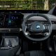 全新一代 2026 BMW iX3 在马来西亚市场的反应相当不错!根据 BMW Malaysia 向本地媒体透露的消息,首批引进我国的 50辆 BMW iX3 50 xDrive M Sport Pro 已经全部售罄,不过目前官方仍然继续接受新车预订。 全新 BMW iX3 在今年8月6日正式于我国发布,目前仅提供 iX3 50 xDrive M Sport Pro 单一版本,标准售价为 RM378,800,包含2年不限里程原厂保固;若选择包含延长保固及原厂保养配套的版本,售价则为 RM399,800。 值得一提的是,目前引进马来西亚的这一批车型并不是中国市场的长轴距版本,而是由 BMW 位于匈牙利 Debrecen 的全新工厂生产,并采用标准轴距车身设定。首批仅有50辆配额,而BMW Malaysia已经确认这批车辆全部售出。 Neue Klasse全新世代,469 Hp、805 km WLTP续航 这一代 BMW iX3 是 BMW 全新 Neue Klasse 架构下首款正式量产的车型,无论是电驱系统、电池、电子架构还是车内操作界面,都和上一代iX3有非常大的差异。 大马版 iX3 50 xDrive 搭载 BMW 第六代 Gen6 eDrive 电驱技术,采用前后双电机以及 xDrive 四轮驱动系统,综合最大输出达到 469 Hp,峰值扭矩为 645 Nm,0-100 km/h加速只需要 4.9秒,极速则达到210 km/h。 电池方面,新车搭载可用容量达到 108.7 kWh 的高压电池,并采用全新的圆柱形电芯设计。在WLTP测试标准下,其纯电续航达到 678 km至最高805 km,这也让iX3成为目前BMW旗下续航能力最强的纯电车型之一。 充电性能同样是Neue Klasse的一大重点。得益于全新的 800V高压电气架构,BMW iX3最高能够支持 400 kW DC快充,在理想情况下从10%充至80%只需要约21分钟,而充电10分钟最高就能够增加约 372 km WLTP续航。 另外,新车也原厂支持最高 22 kW AC充电,在相应的充电设备下,由0%充至100%最低约需5小时30分钟。 车身比现款X3更有未来感 全新iX3采用BMW新世代设计语言,最明显的变化自然是车头重新采用更加细长、垂直排列的BMW Kidney Grille设计,同时进一步简化车身线条,整体外观和目前的燃油版X3已经有明显区别。 标准轴距版本车身尺寸为 4,782 mm × 1,895 mm × 1,635 mm,轴距达到 2,897 mm,整体仍然属于中型豪华SUV级别。 内装也是Neue Klasse的一大改变,传统仪表设计被重新调整,并导入全新的 BMW Panoramic iDrive。驾驶资讯可以显示在接近挡风玻璃底部的位置,并配合中央触控屏幕以及新的BMW Operating System X使用。 另外,Neue Klasse还导入BMW称为 Heart of Joy 的全新车辆控制系统,把动力、煞车、动能回收以及部分动态控制功能集中处理,进一步提升系统反应速度以及车辆操控表现。 下一步还有中国生产的BMW iX3 L 而对于错过这首批50辆iX3的消费者来说,其实还有另一个值得注意的消息——BMW iX3长轴距版本已经被规划进入马来西亚市场。 根据本地媒体最新消息,中国生产的 BMW iX3 L 已经被列入未来的大马产品规划之中,预计后续将接替目前由匈牙利进口的标准轴距车型。 不过截至目前为止,BMW Malaysia尚未正式公布iX3 L的大马上市日期、最终规格以及售价,因此具体会引进哪个动力版本,目前仍有待官方进一步公布。 相比标准版iX3,长轴距iX3 L的轴距由 2,897 mm增加至3,005 mm,也就是足足增加 108 mm,主要强化后座乘坐空间以及舒适性。 中国版车型目前一共提供 30L、40L xDrive以及50L xDrive 三种版本,其中最高规格的iX3 50L xDrive在CLTC标准下拥有最高 919 km 的纯电续航,而0-100 km/h加速同样为4.9秒。 长轴距版本也针对后座乘客进行不少升级,例如更厚以及更长的座椅坐垫、后排椅背最高可调整至121度,同时部分版本还加入前乘客座腿托、座椅通风以及更多针对中国市场开发的智能化功能。 中国生产后,售价可能更有竞争力? 真正值得关注的其实还是价格。 目前大马版iX3是从匈牙利进口,而未来长轴距iX3 L则是在BMW位于中国沈阳的生产基地制造。按照本地媒体的分析,中国生产版本在进入我国时拥有更有利的税务条件,因此未来iX3 L的售价存在比目前 RM378,800 更低的可能性。 当然,目前BMW Malaysia还没有公布最终售价,因此现在讨论iX3 L会不会跌破RM300,000仍然言之过早。 不过从首批50辆标准轴距iX3这么快售罄来看,即使价格已经接近RM380,000,大马市场对于BMW全新Neue Klasse纯电车型显然还是存在一定需求。如果未来中国生产的长轴距车型真的能够进一步降低售价,同时提供更宽敞的后座空间,那么它对Mercedes-Benz GLC Electric、Porsche Macan Electric,甚至部分中国豪华纯电SUV的威胁都会更明显。 目前想购买BMW iX3的消费者仍然可以向BMW Malaysia以及授权经销商登记预订,至于下一批标准轴距车型是否会继续引进,又或者BMW会直接转向中国生产的iX3 L,相信会是接下来最值得留意的发展。